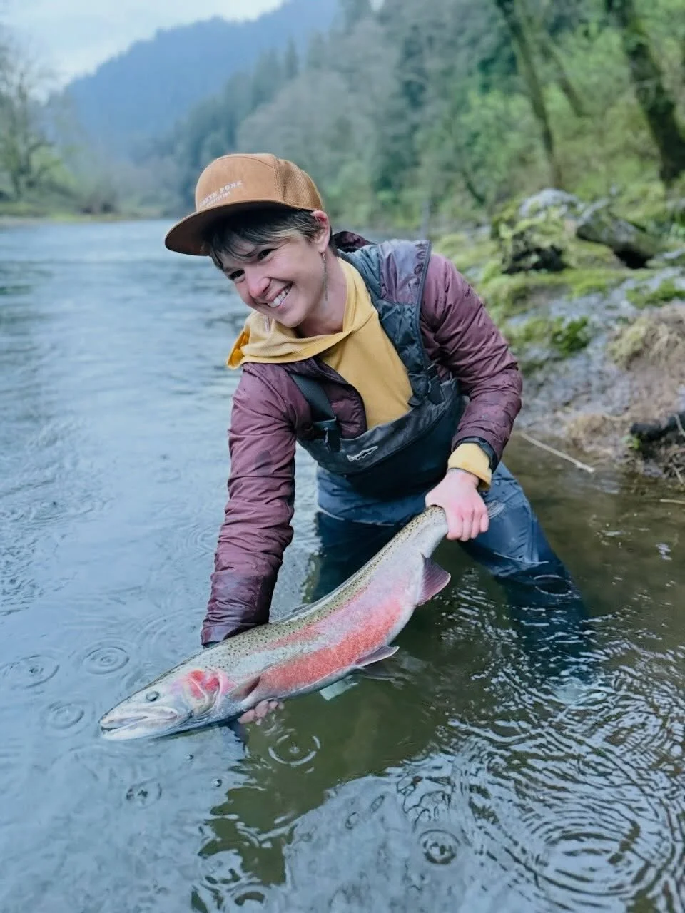 Ali with the catch 🫰🏼 We&rsquo;ve been spending a lot of time on the coast! We&rsquo;re now gearing up for spring time on the Deschutes! Who&rsquo;s got a trip booked?? 

#flyfishing #steelheadfishing #oregoncoast #rivertrip #fishingtrip