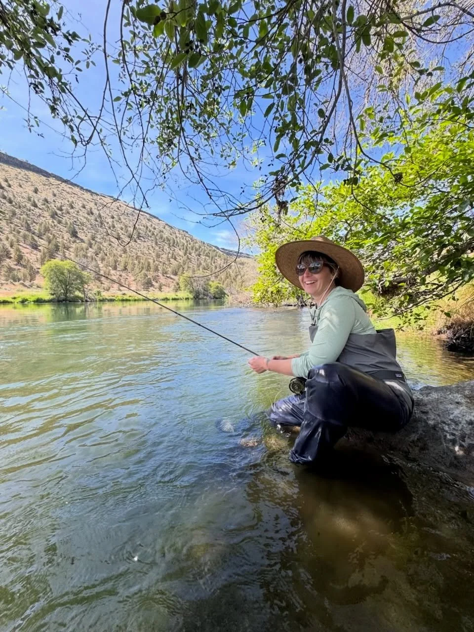 Who&rsquo;s spending their weekend like this? We sure are 🌞

#flyfishingtrip #trout #lowerdeschutes #catchandrealease #rivertrip