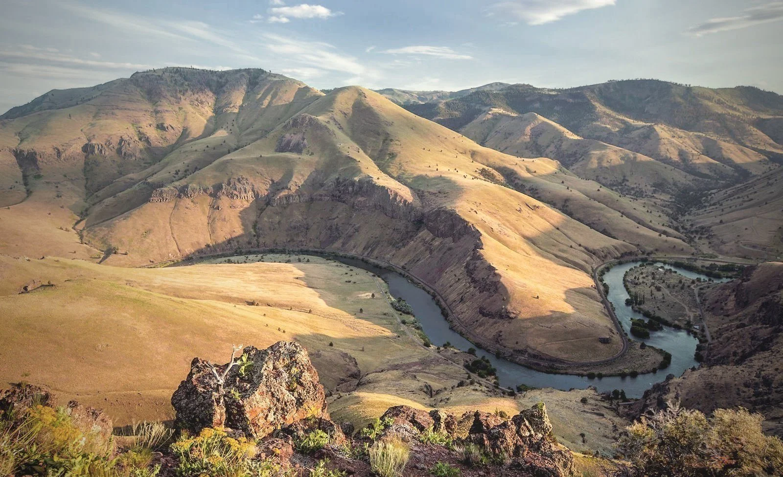 Beautiful overlook of Deschutes River on a Multi Day Fly Fishing Trip