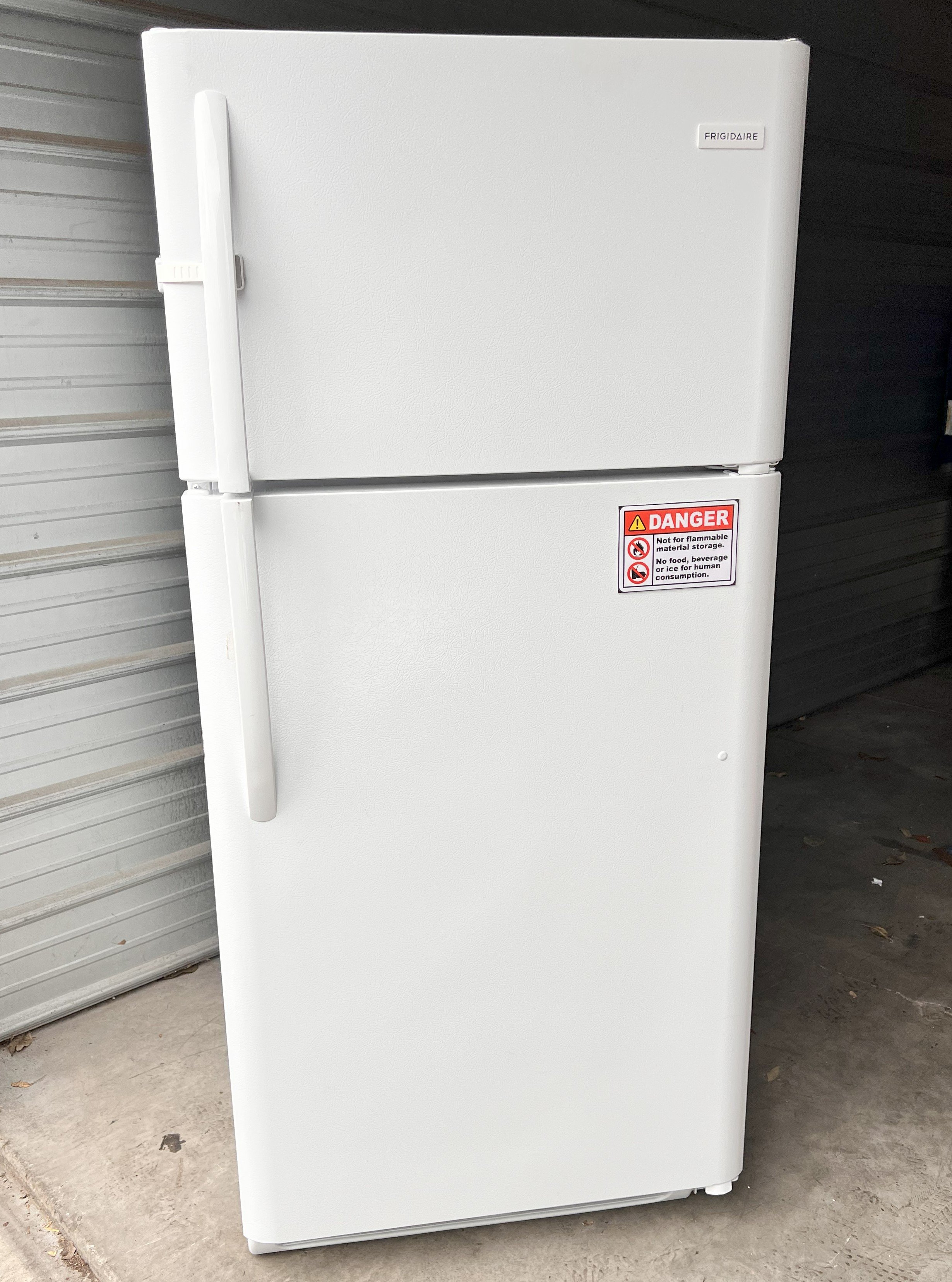 Frigidaire Top Freezer Refrigerator FFTT1814TWB