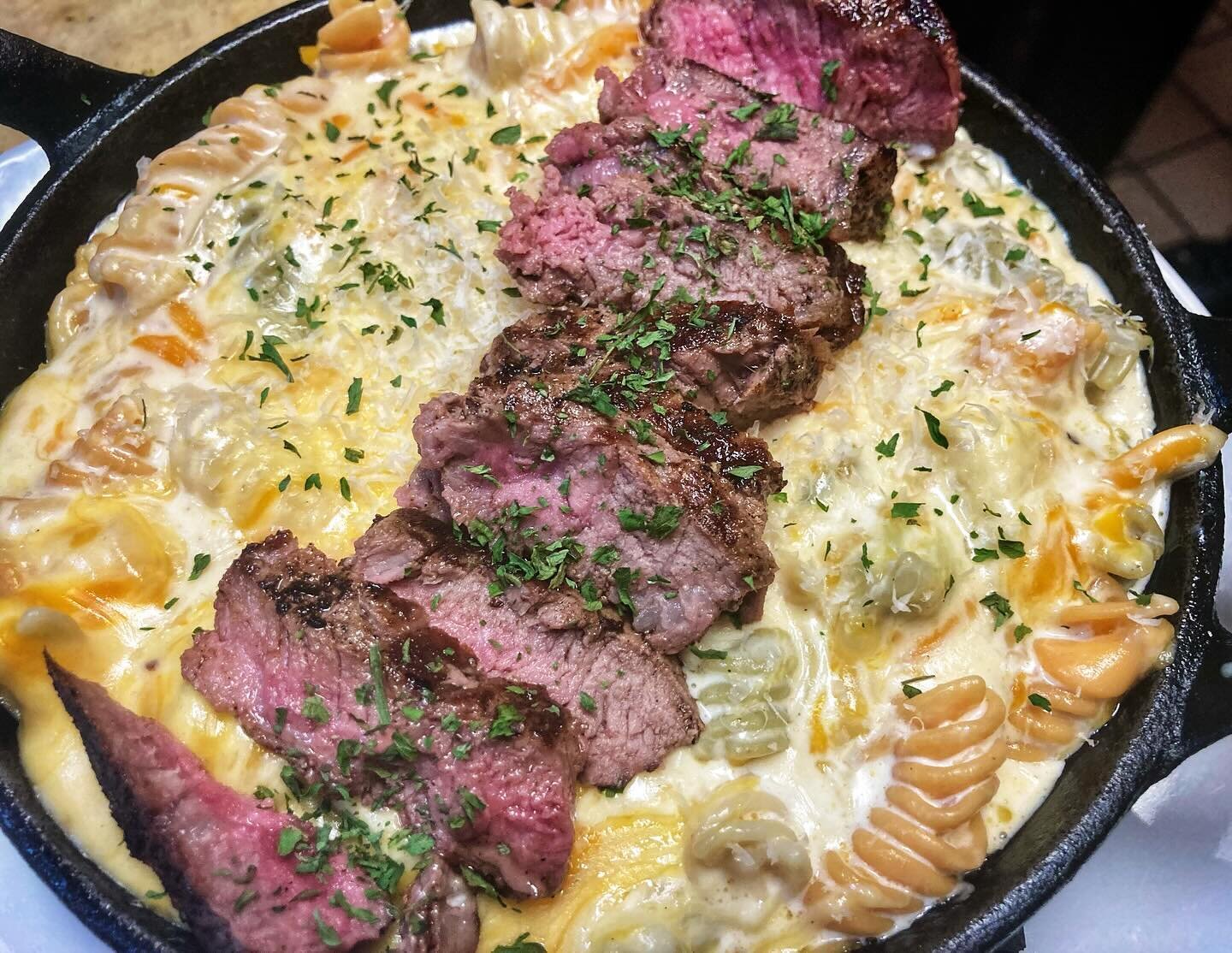 Smoked Gouda Mac with Sliced Strip Steak!