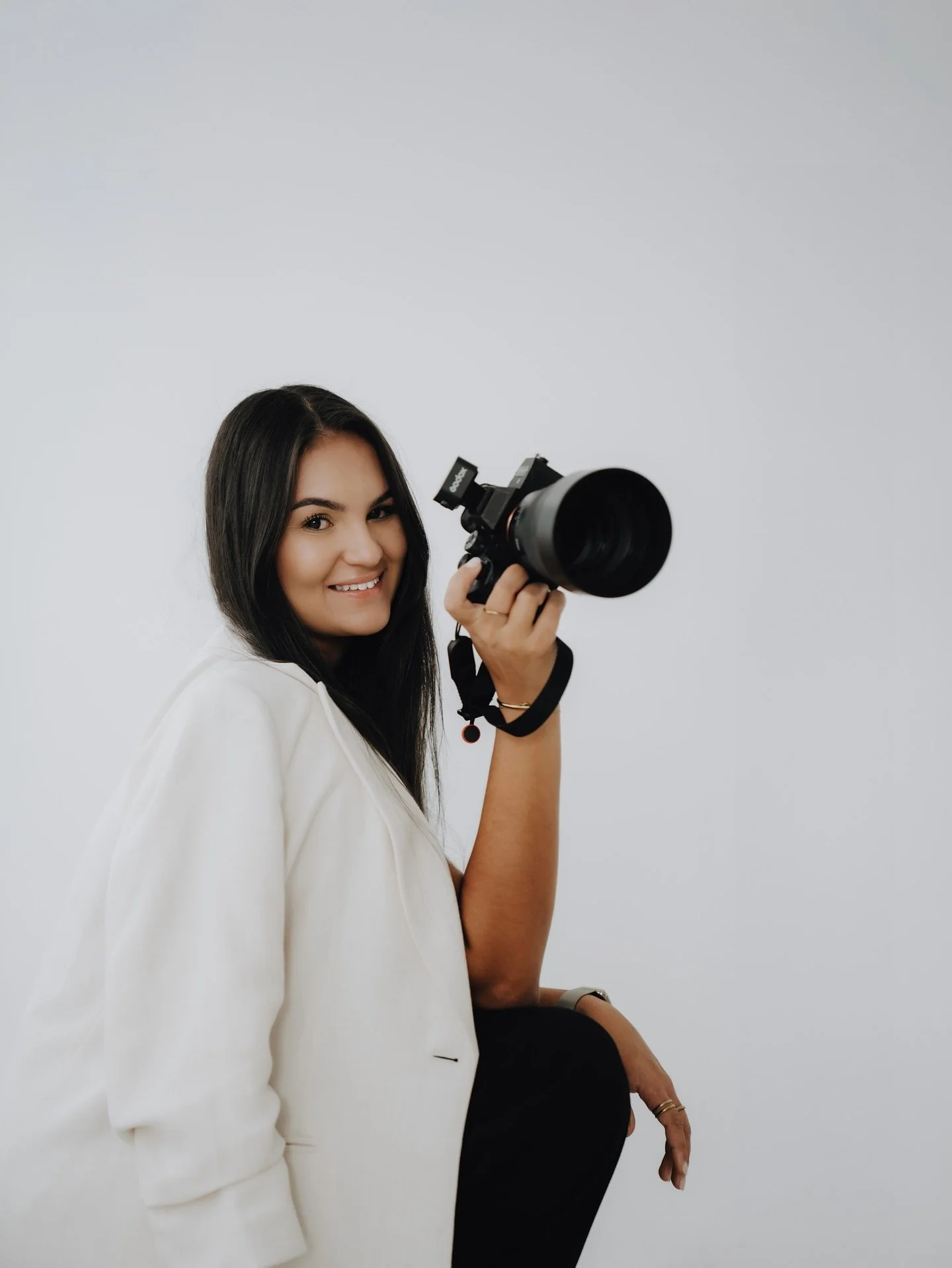 Hello! Ich bin Sarah. Fotografin, Designerin &amp; Ideen&uuml;bersetzerin. Ich mache Marken sichtbar und erlebbar. Mit klarer &Auml;sthetik, pers&ouml;nlicher Note und einem roten Faden. 

Ich glaube daran, dass gutes Design Geschichten erz&auml;hlt.