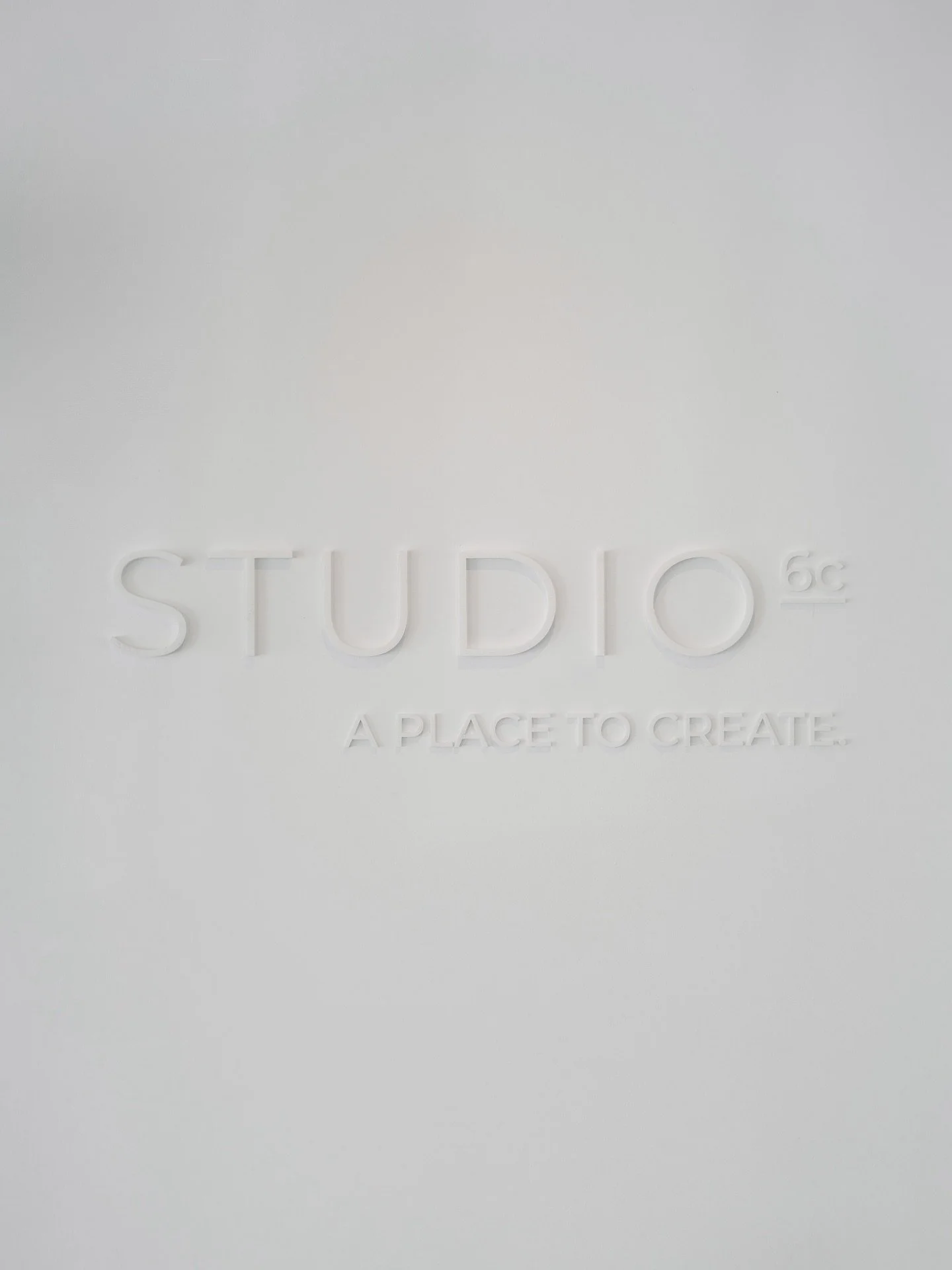 STUDIO FACTs & FAQs | everything you might want to know about shooting here. 📸 →
____________
check out my website |  link in bio.
⠀
photo studio | @studio.6c 
photography | @sarahmatzerphotography 
design studio | @designmatzer