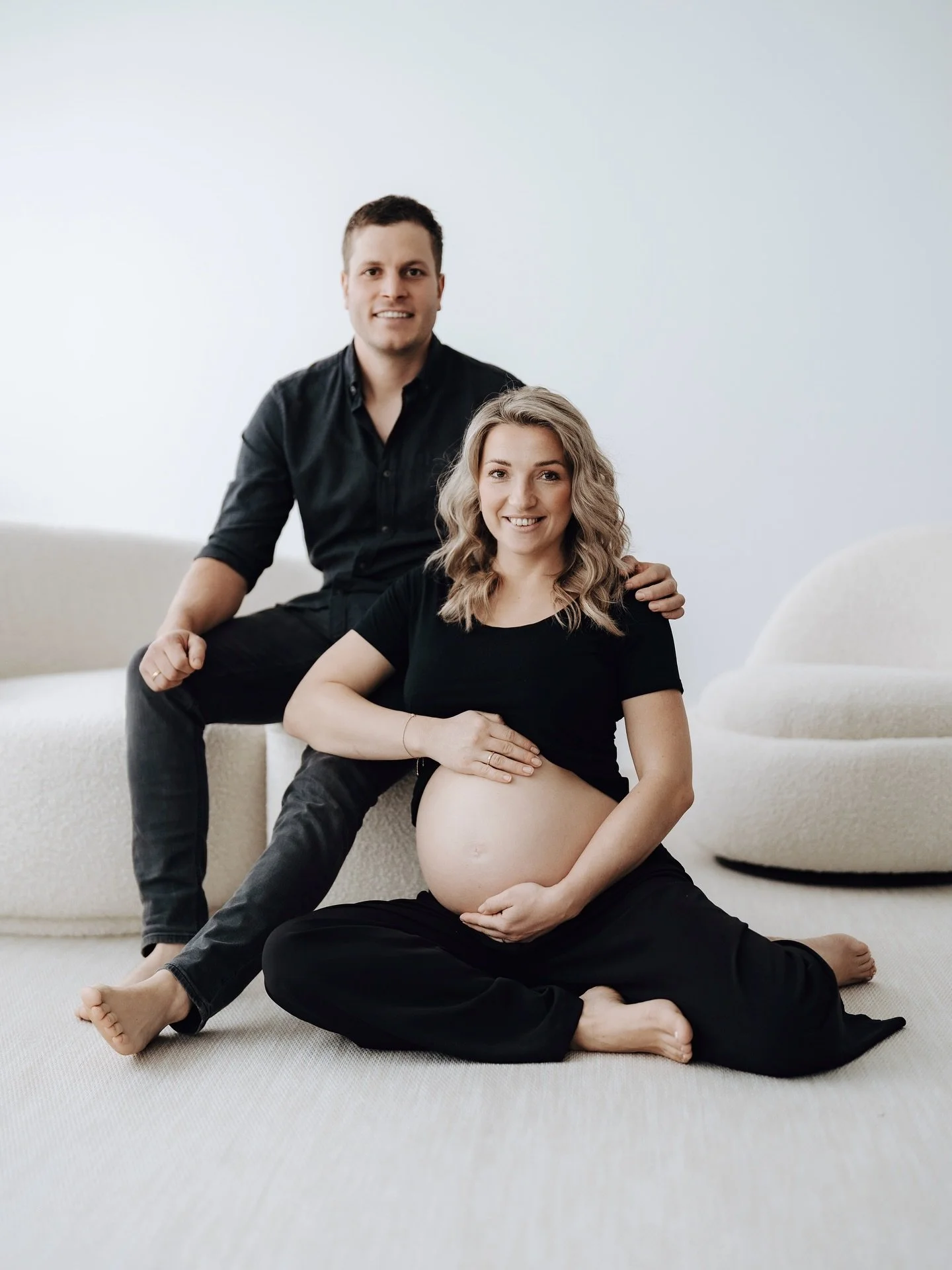maternity moments | soft, simple & full of connection. 
Danke euch für euer Vertrauen! Es war so schön, diesen besonderen Moment für euch festzuhalten. 🤍 
photo by @sarahmatzerphotography 
studio @studio.6c