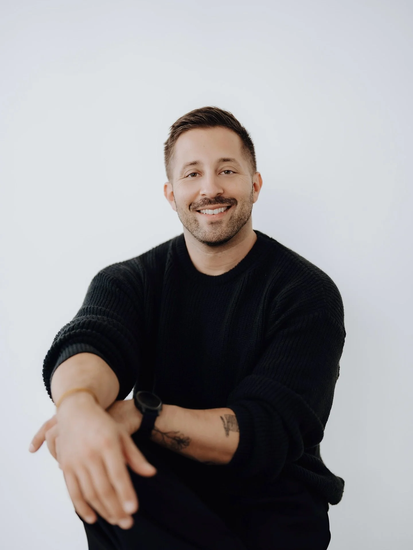 studio portraits that keep it simple. 
w/ @andreasseiwald.at 
Danke für dein Vertrauen & die gute Zeit im Studio. ✨
photo by @sarahmatzerphotography 
studio @studio.6c