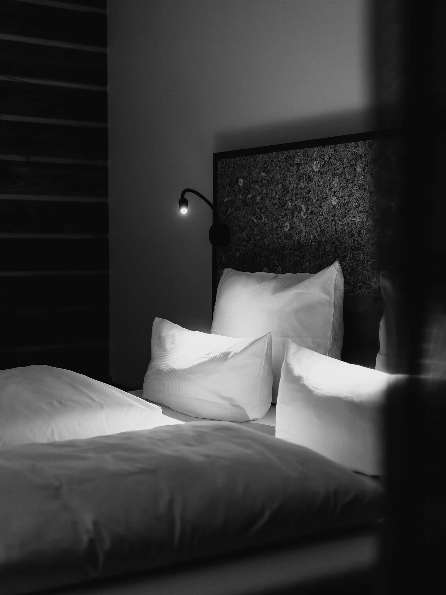 night mood |  hotel room details. 🌙
for @hotel_oberstdorf 
photography | @sarahmatzerphotography 
⠀⠀⠀⠀
more on the website | link in bio.