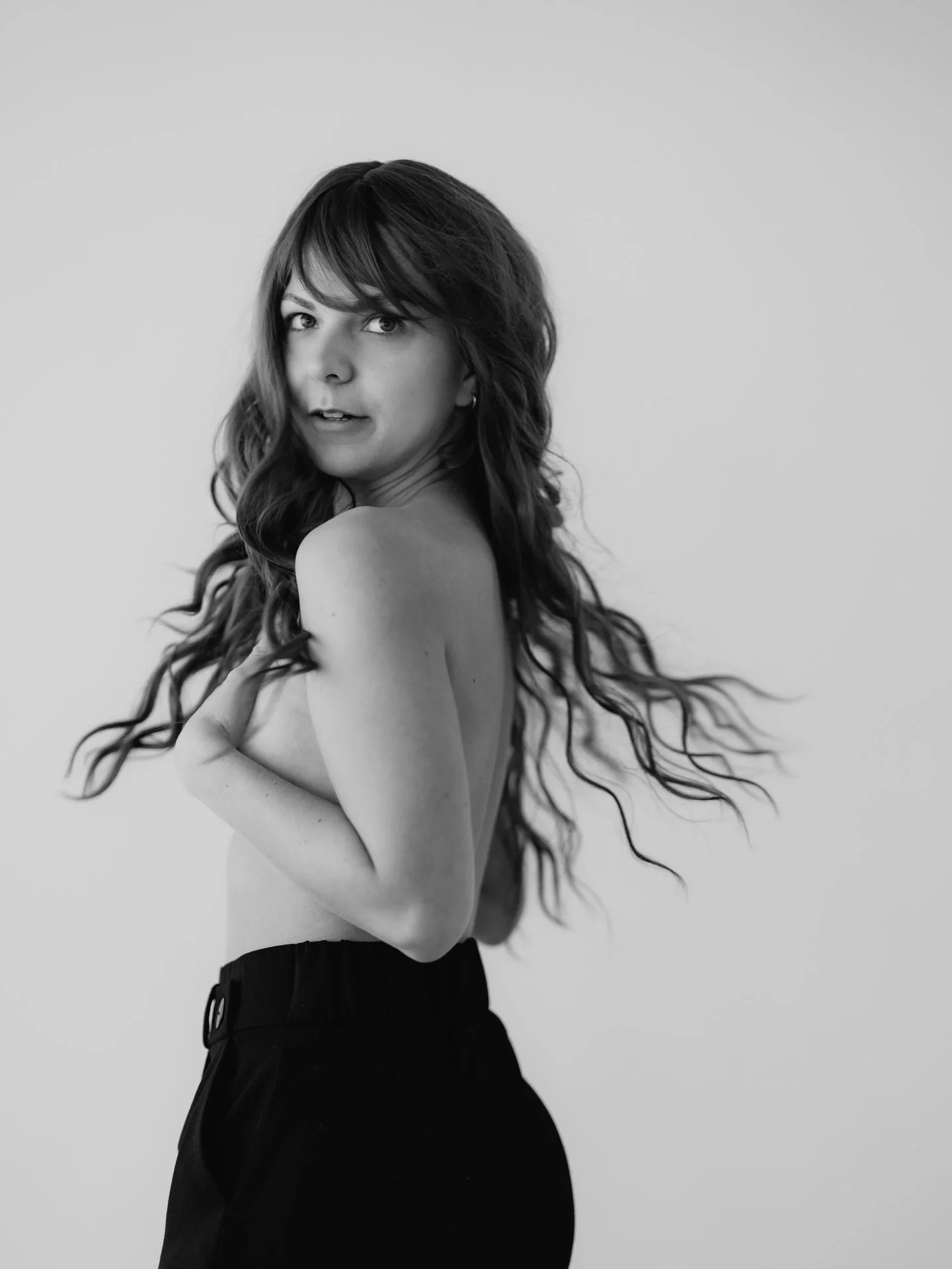 natural. unposed. real.
black &amp; white studio moments w/ @ca_leutgab 🤍

photo by @sarahmatzerphotography 
studio @studio.6c

more infos on the website | link in bio.