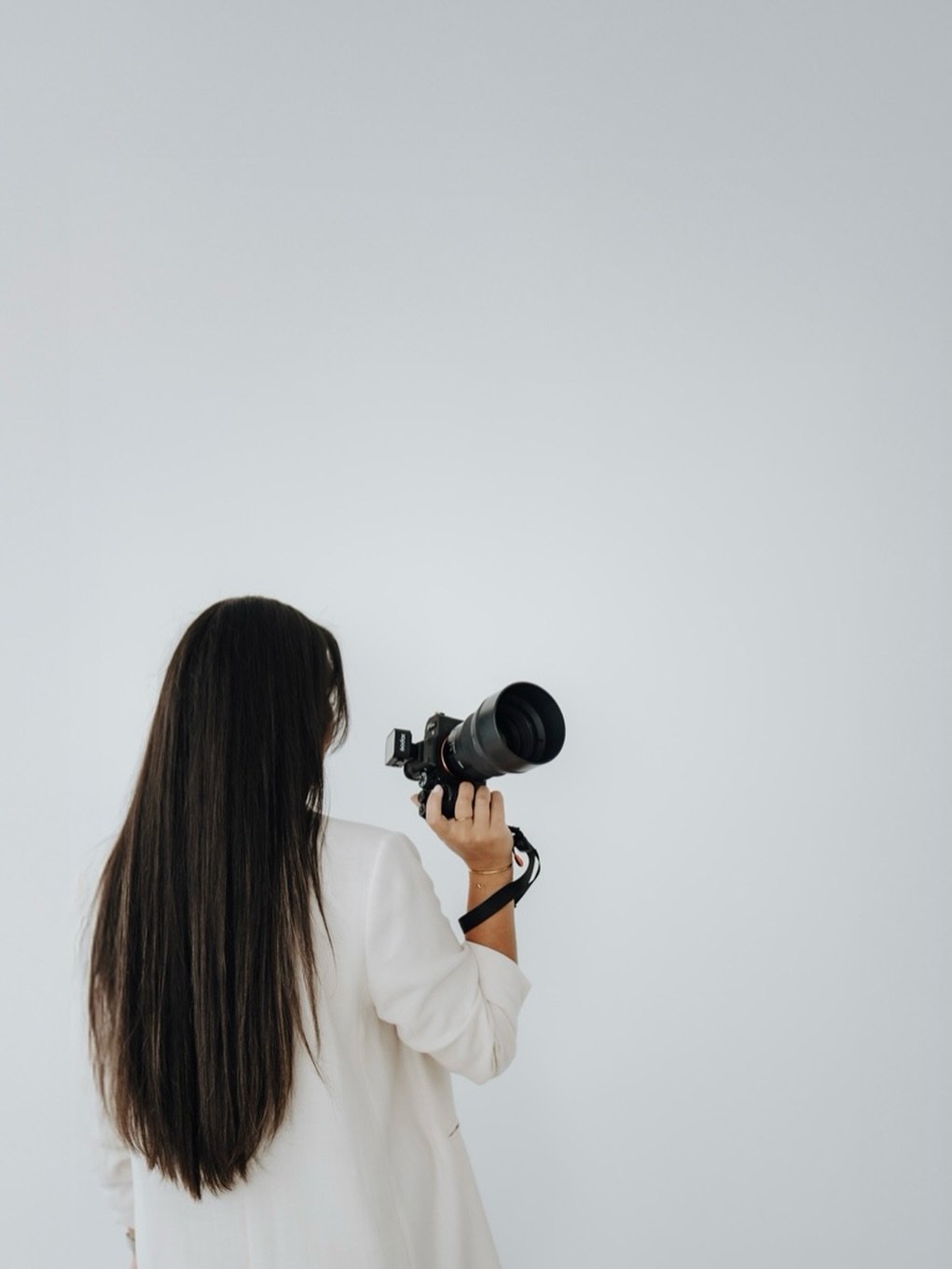 LET&rsquo;S CREATE CONTENT THAT FITS YOUR BRAND.
Du willst eine Marke, die sich richtig anf&uuml;hlt. In Design, Bildsprache und Content. Gemeinsam schaffen wir etwas, das zu dir passt. 

Mit @studio.6c habe ich mir dieses Jahr ein helles Tageslicht 