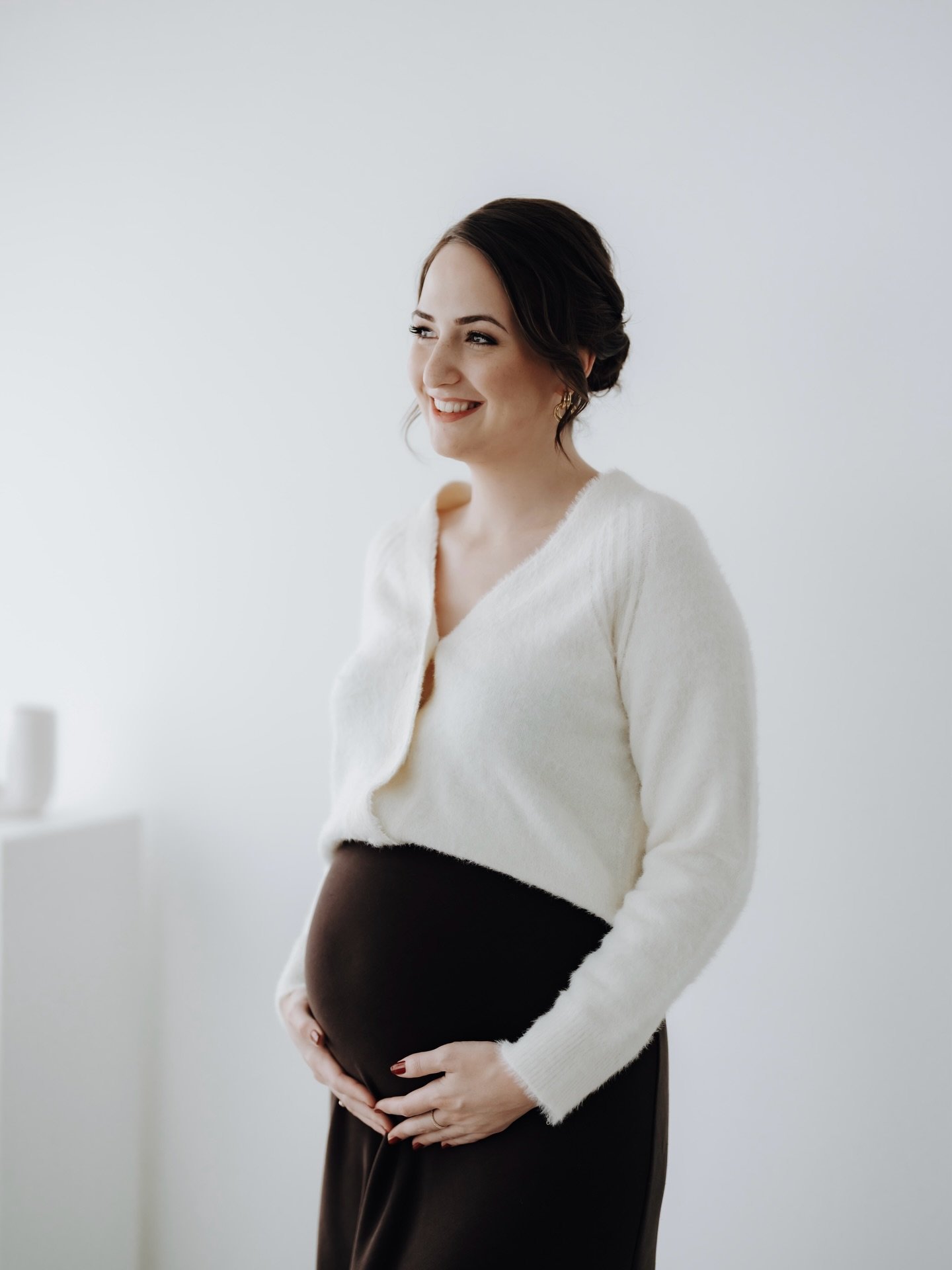modern maternity moments. 💫 w/ @anschithu 

Danke f&uuml;r dein Vertrauen! Es war so sch&ouml;n, diesen besonderen Moment festzuhalten. 🤍

photo by @sarahmatzerphotography 
studio @studio.6c