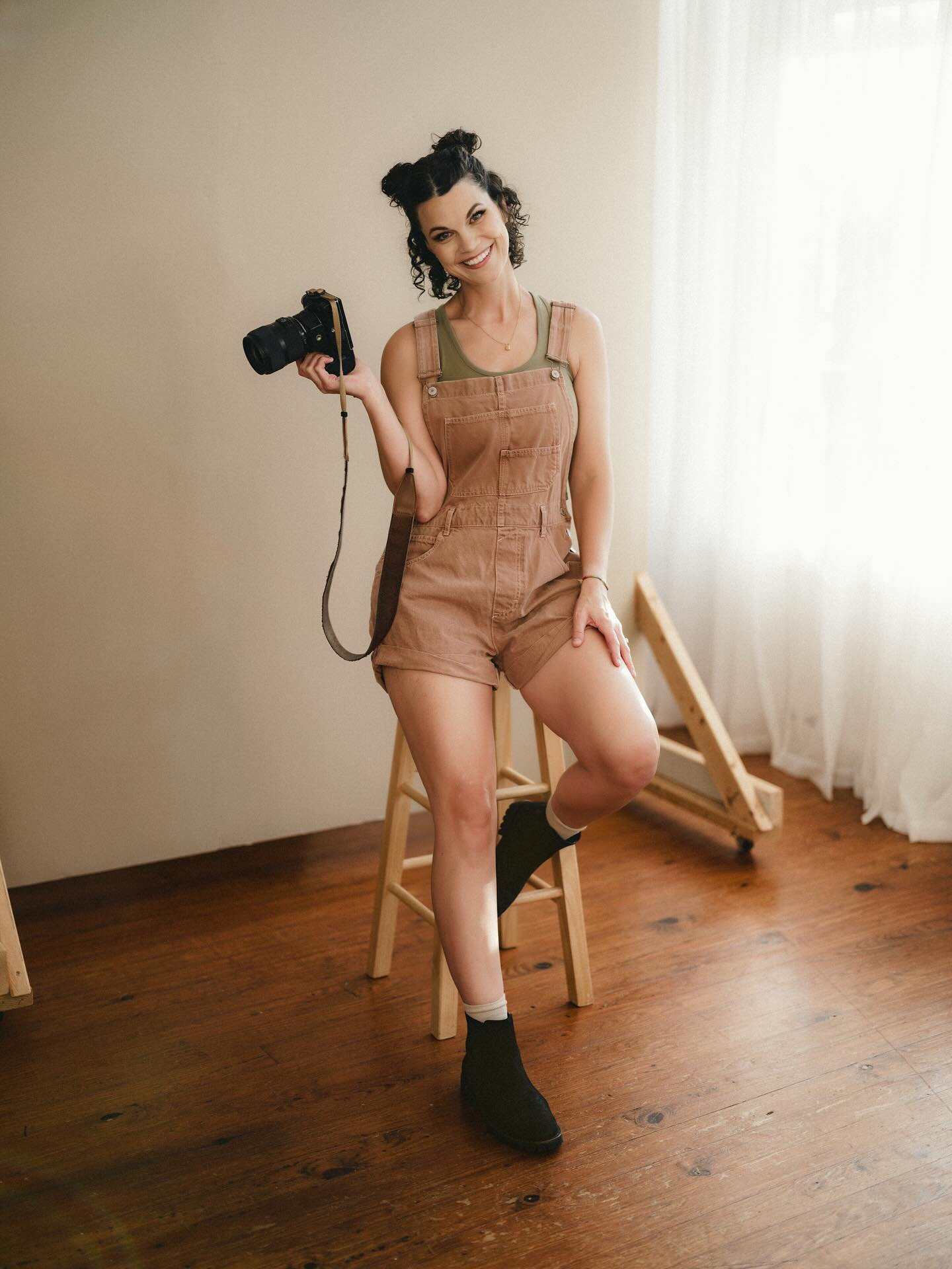 It&rsquo;s been a long time since I&rsquo;ve introduced myself here so hi, hello! I&rsquo;m Lane. I&rsquo;m a wife, mama of 3 girls, and I love photographing all the sweetest family moments. I find beauty in the in between moments. I am slightly awkw