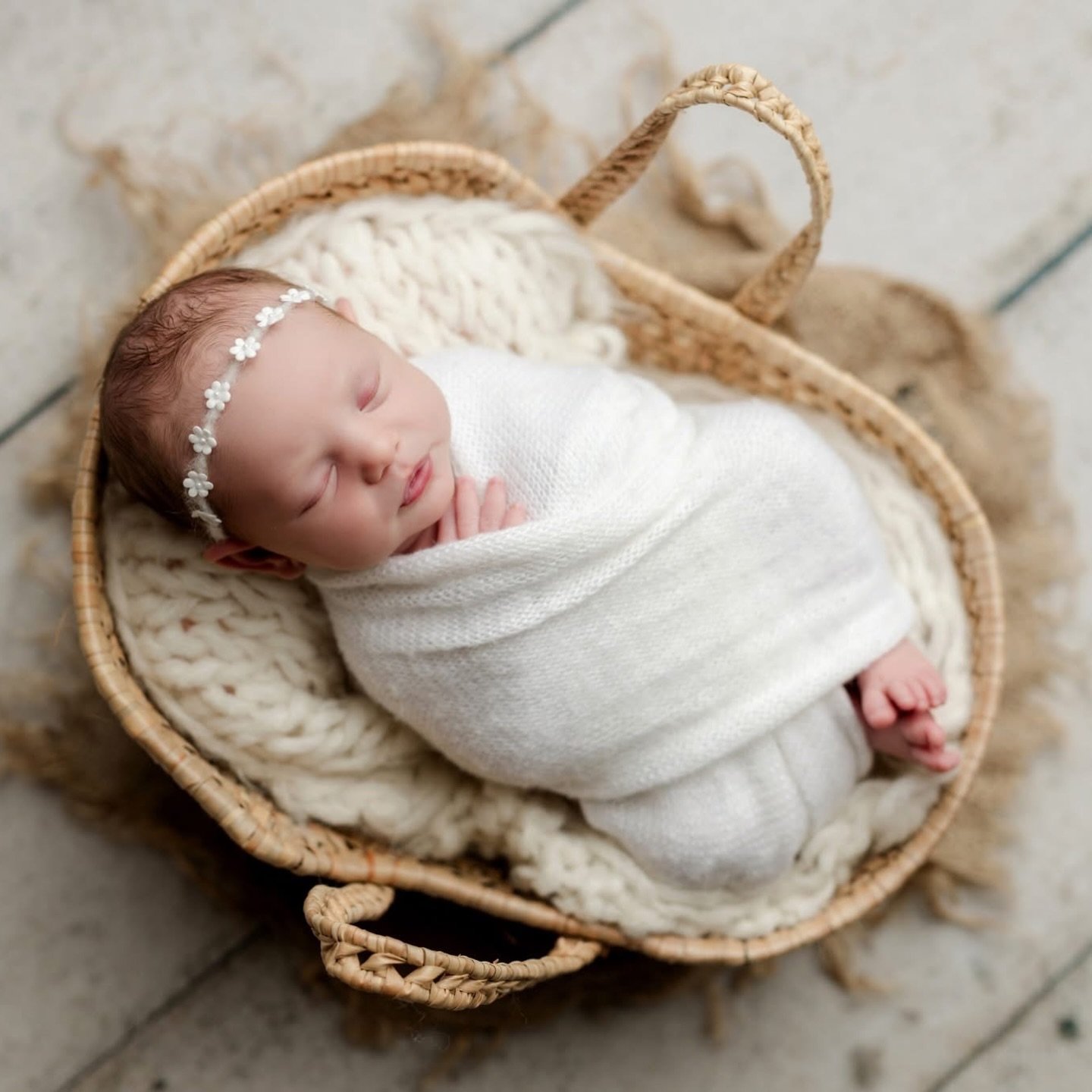 I&rsquo;m a sucker for families with 3 kids. It&rsquo;s such a special relationship between siblings and so much love in the house. These siblings were so proud of their little sis, too! 🥹
