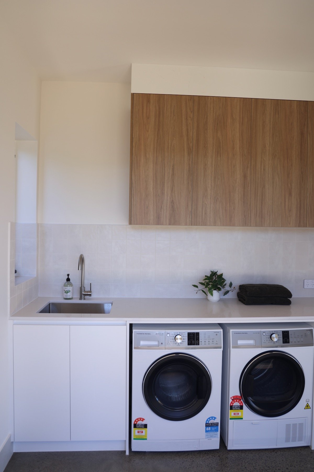Outdoor laundry and washer/dryer