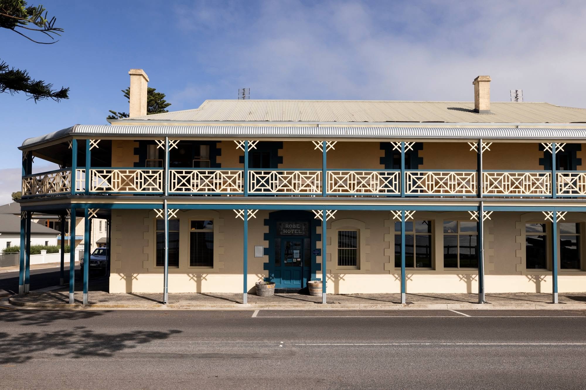 ROBE HOTEL • 4 Mundy Terrace, Robe • Lunch daily 12pm – 2.30pm