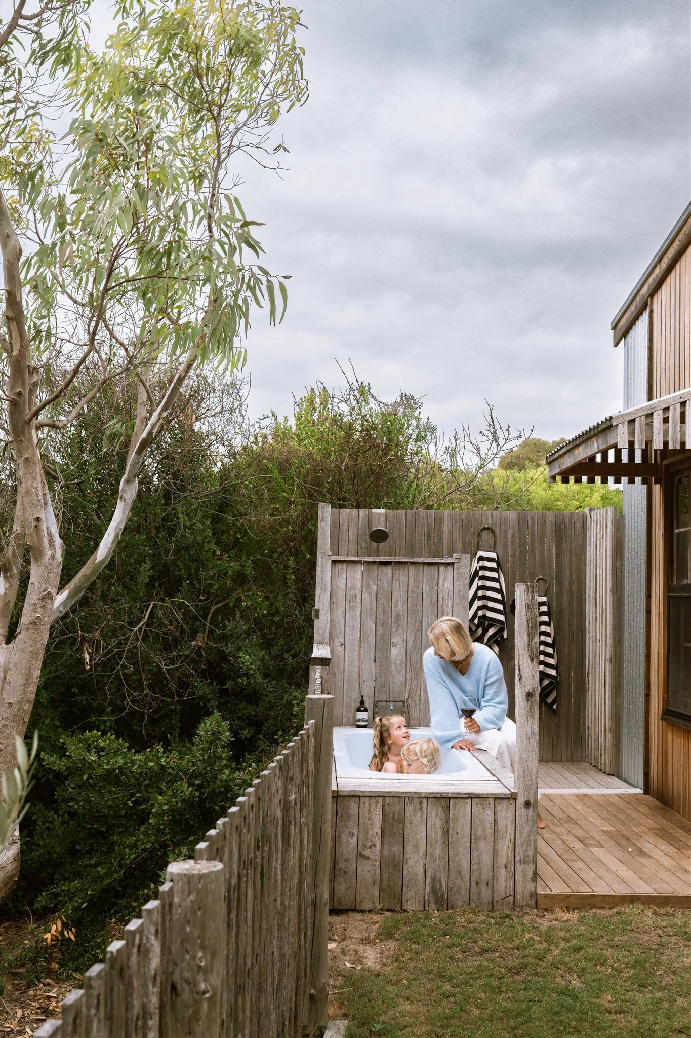 Outdoor hot bath / shower