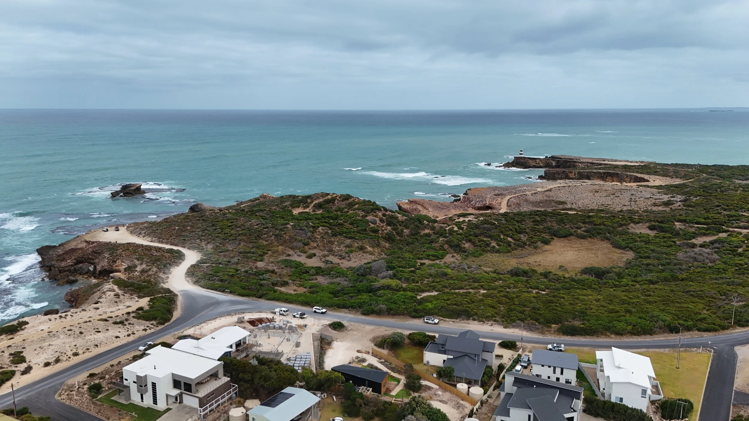 Location - Situated on Obelisk cliff tracks