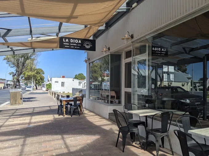 LA DIGA PIZZERIA • 6 Victoria Street, Robe •
Open Everyday 5pm-10pm