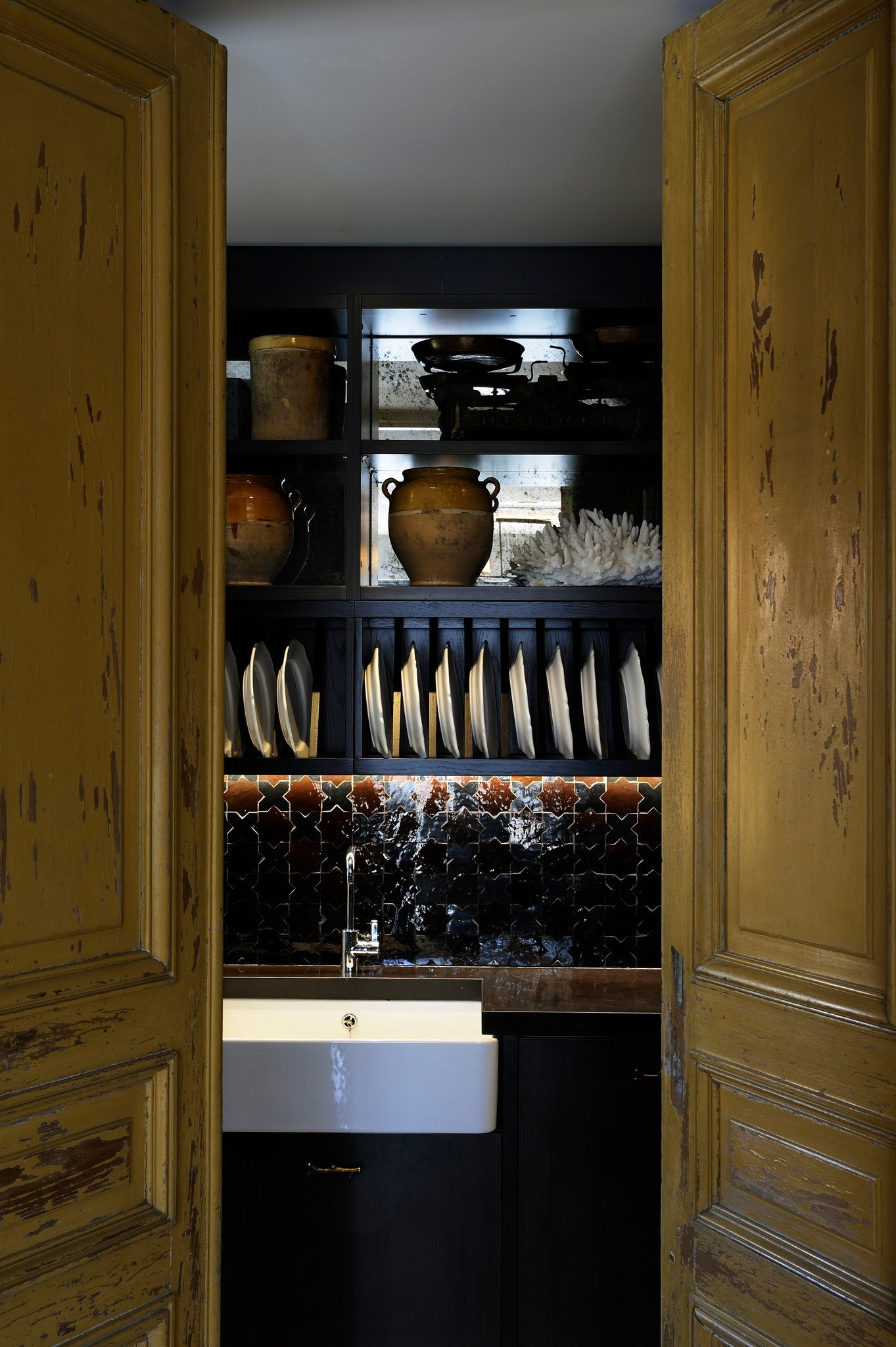 Maison Project | Antique French doors lead from the kitchen to the butlers pantry for extra storage in this timeless residence.

Hand Painted Moroccan Tiles from @onsitesupplyanddesign 

#maisonproject
#luxeinteriors
#luxuryinteriordesign
#frenchanti