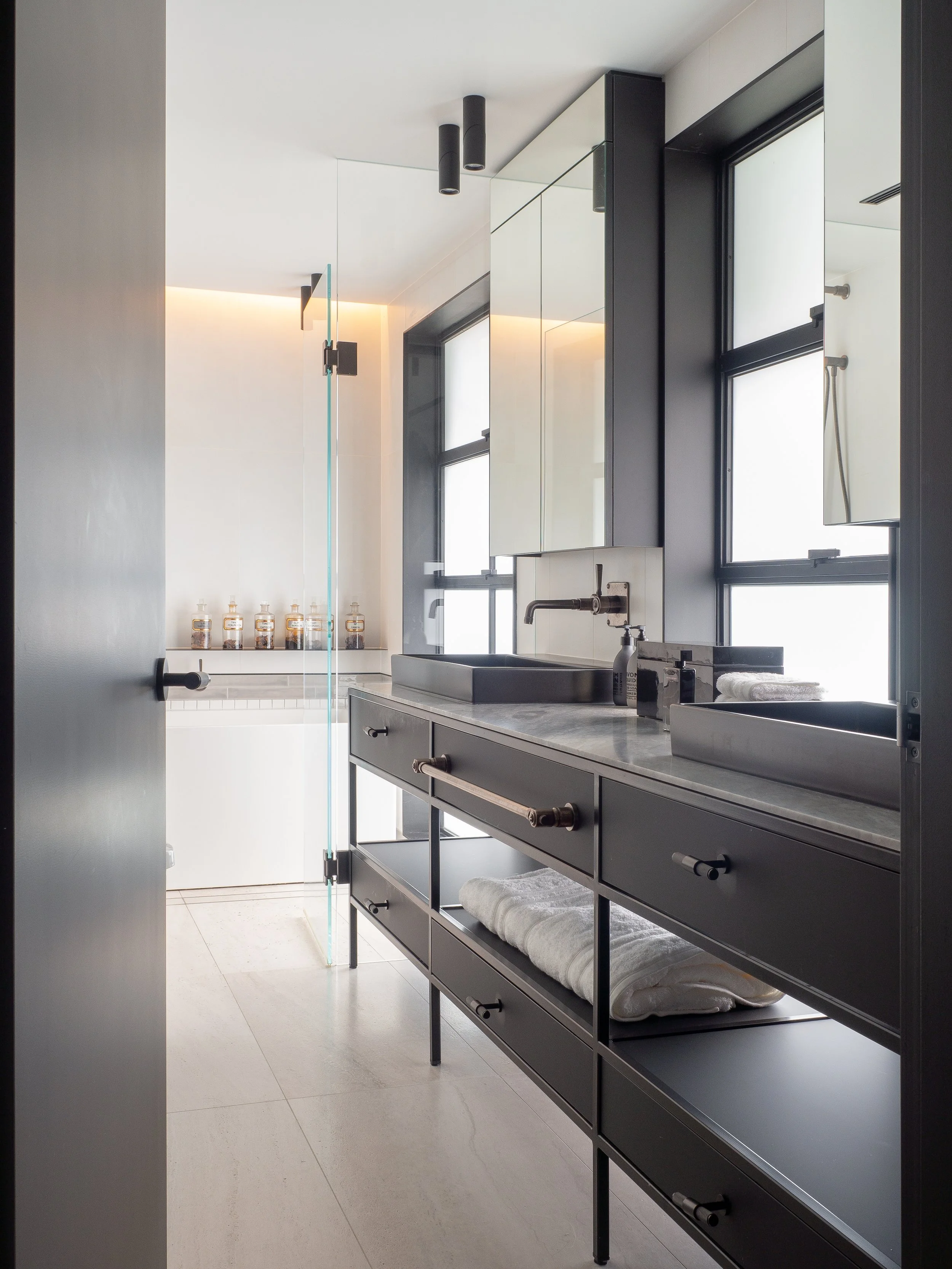 Black Ensuite - Stewart Stewart - Sydney Interior Designers