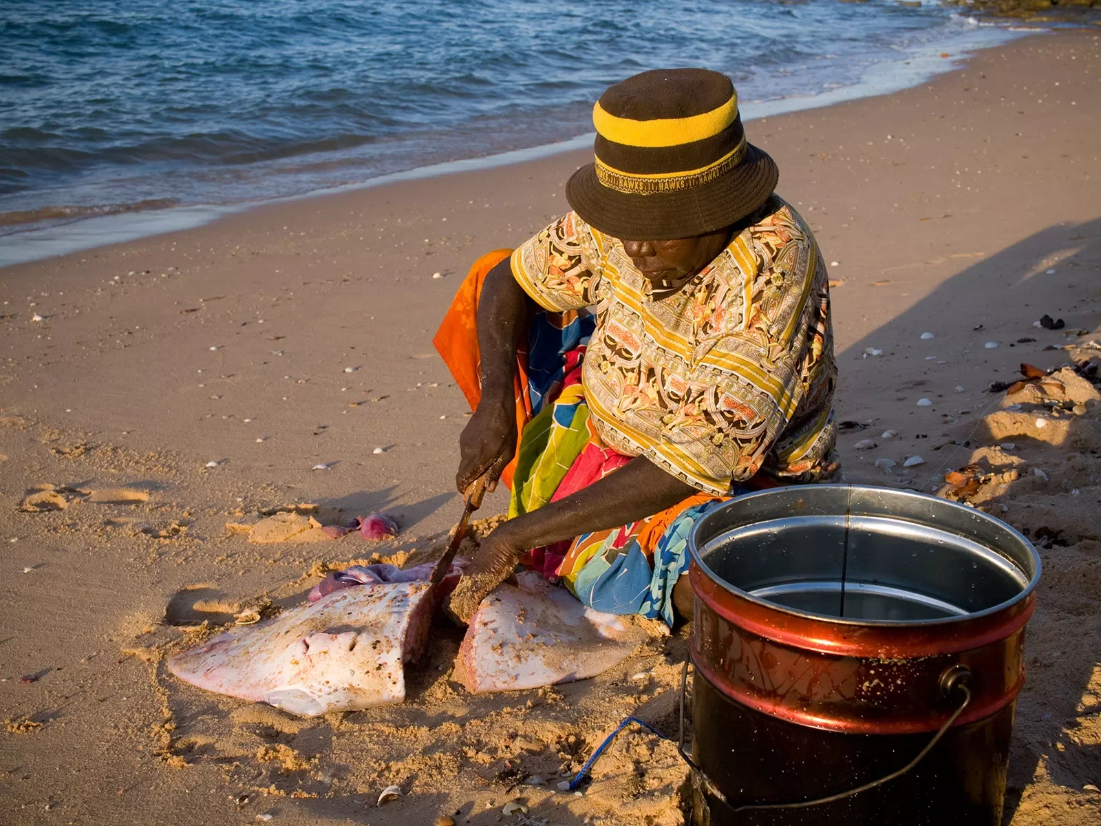 Claire-Bawudba-preparing-stingray-.-Maningrida-a0509081520.webp