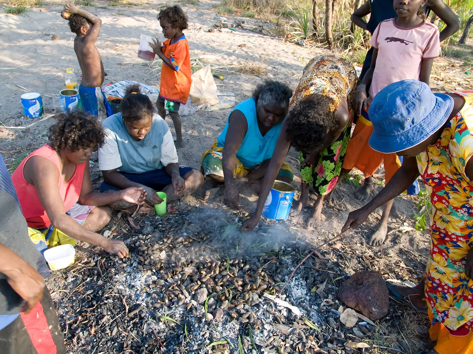 Claire-Mawudba-cooking-salt-water-mussels-.-Maningrida-b0512081561.webp