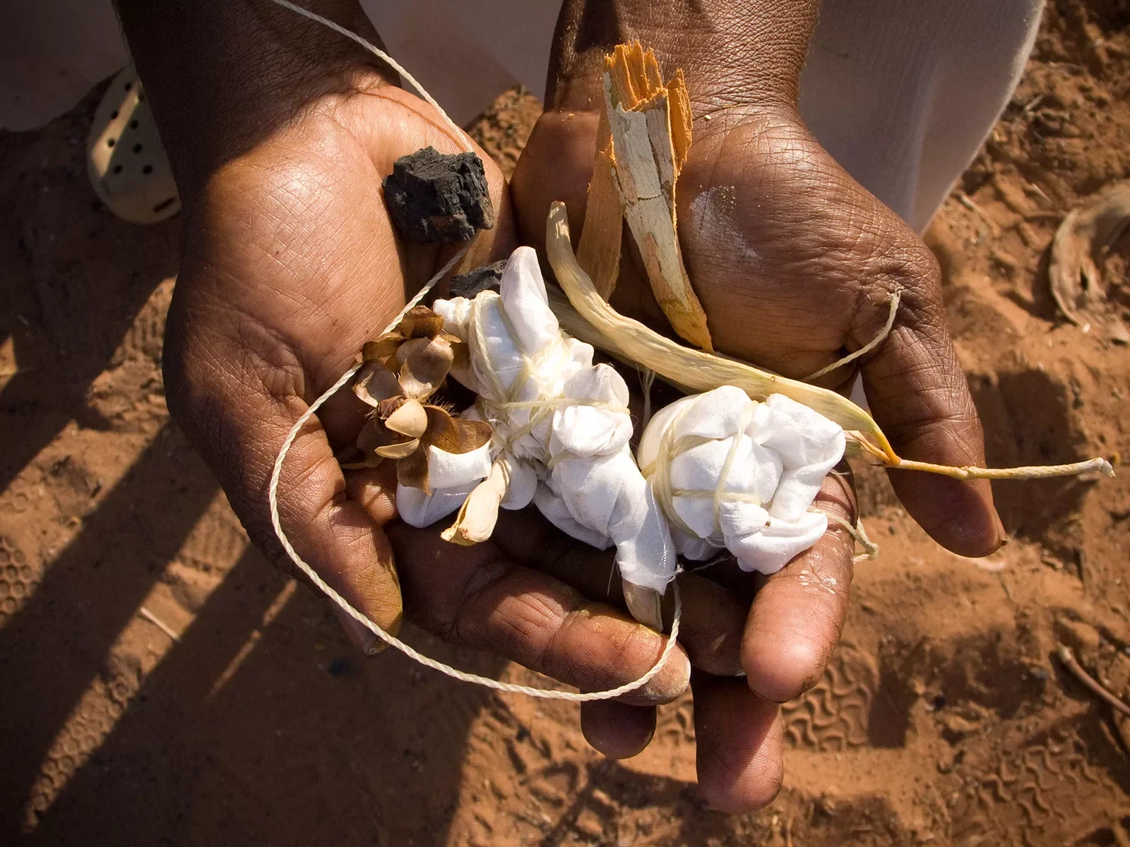 Experimenting-with-leaves-and-bark-part-of-dying-project-at-Jarlmadangah.-Kimberley.-WAa1010071103.webp