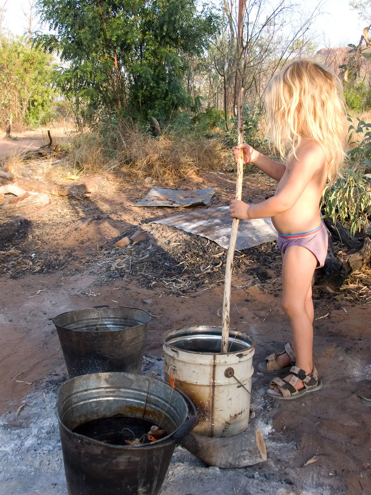 Experimenting-with-leaves-and-bark-part-of-dying-project-at-Jarlmadangah.-Kimberley.-WAe1010071107.webp