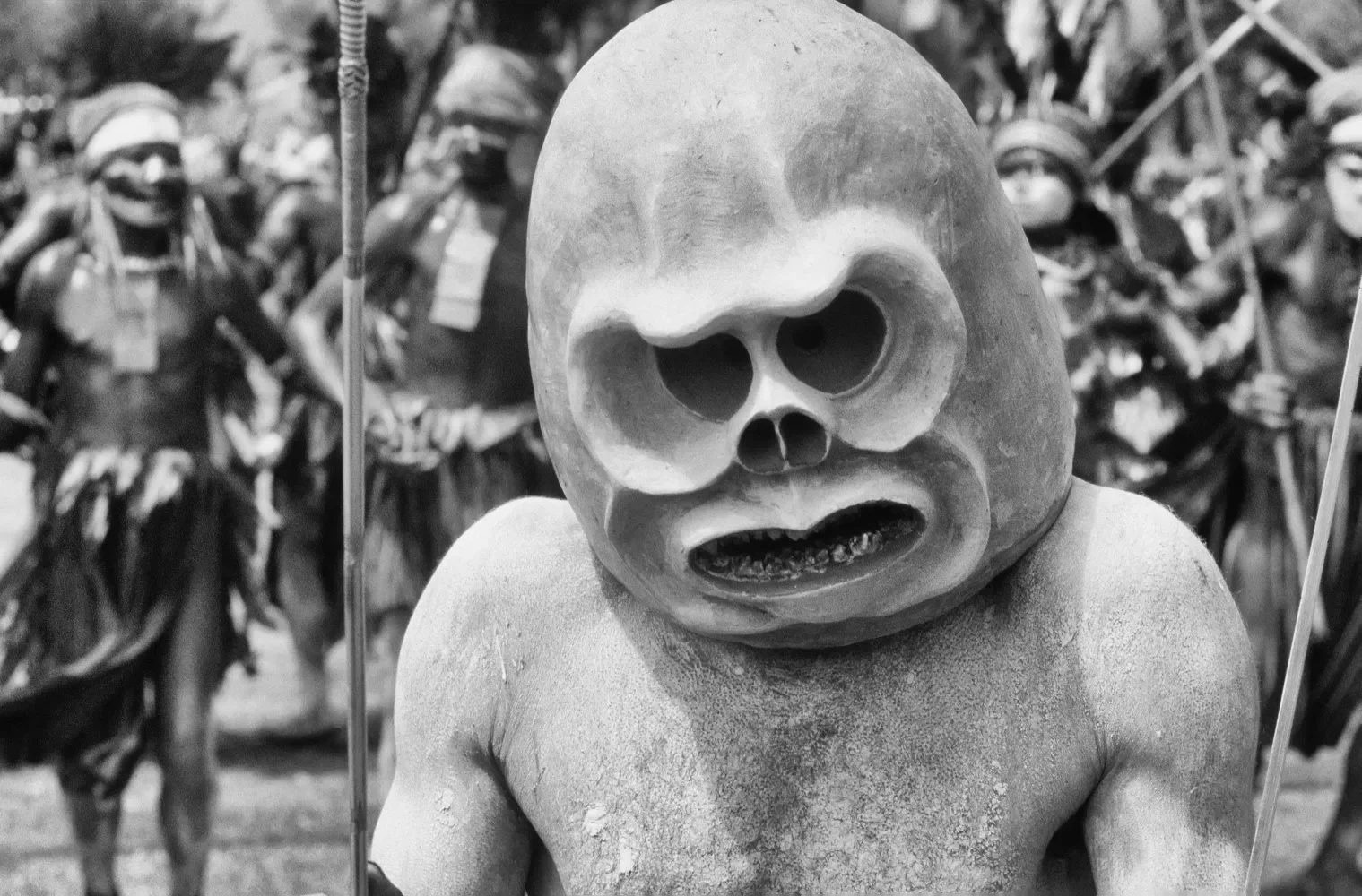 Goroka_Show_1984-1996_MS35mm_©LizThompson_568bw.webp
