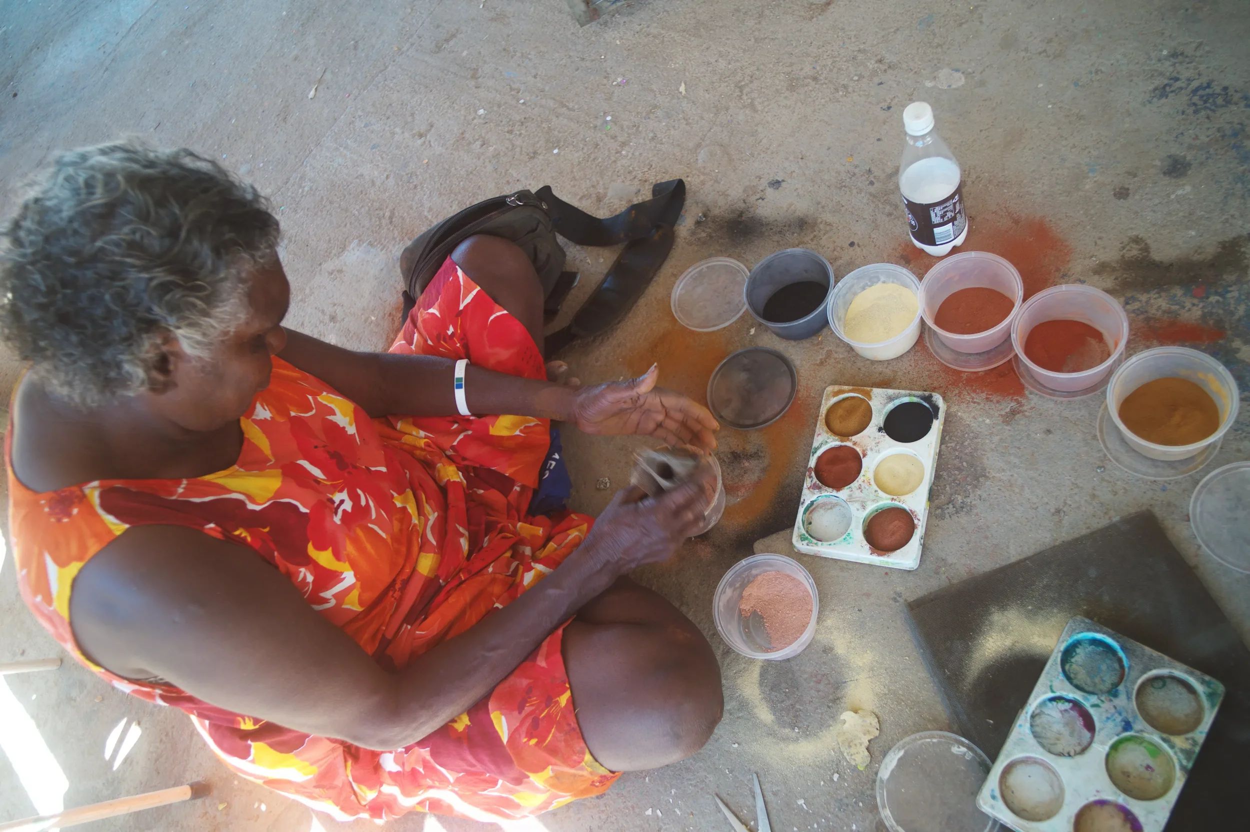 Shirley-Drill-mixing-traditional-ochres-for-painting-Frog-Hollow-Kimberley-WA-52000-02-022000-02.webp