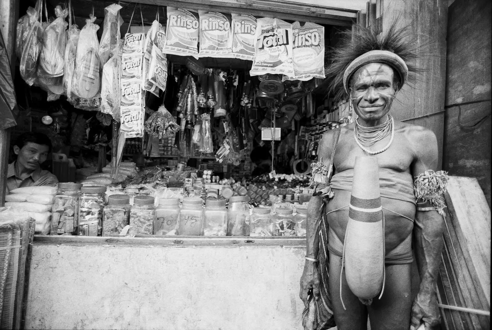 West_Papua_BW35mm__©Liz-Thompson_52-.webp