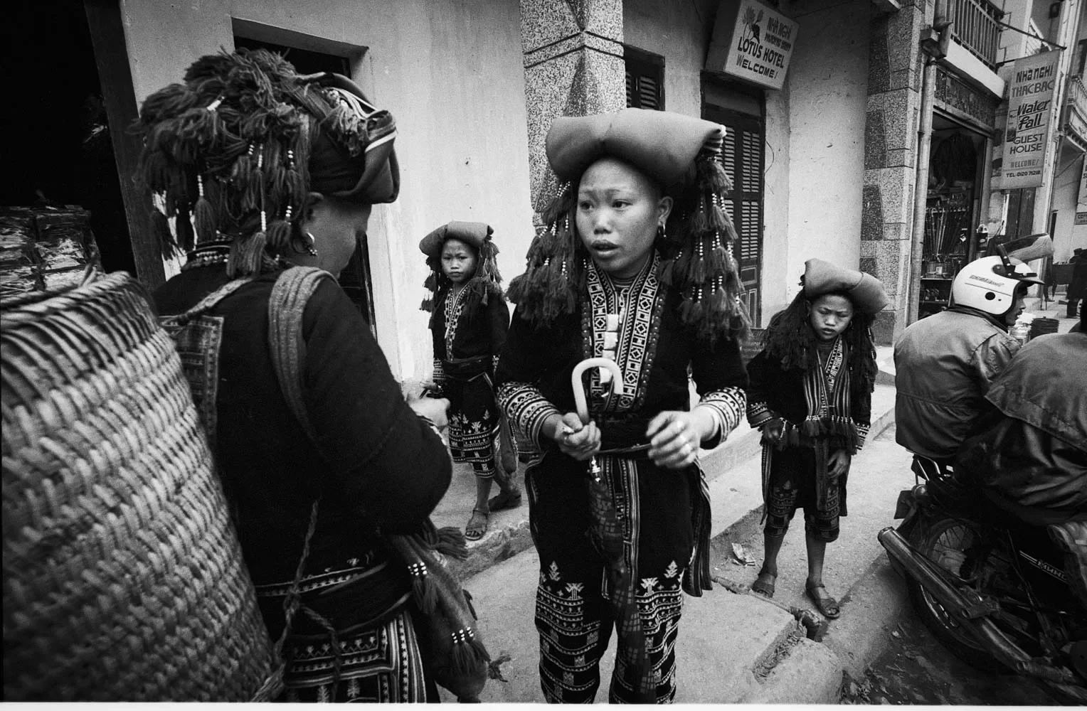 HmongCommunity_Sapa_Vietnam_1996_35mmBW_12.webp