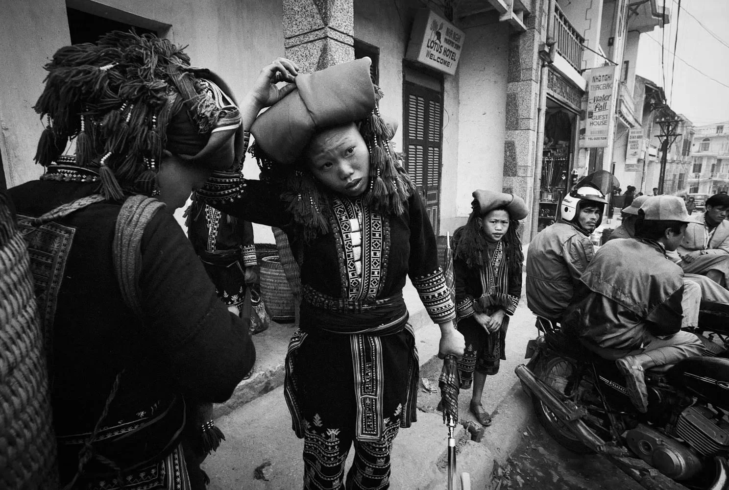 HmongCommunity_Sapa_Vietnam_1996_35mmBW_15.webp