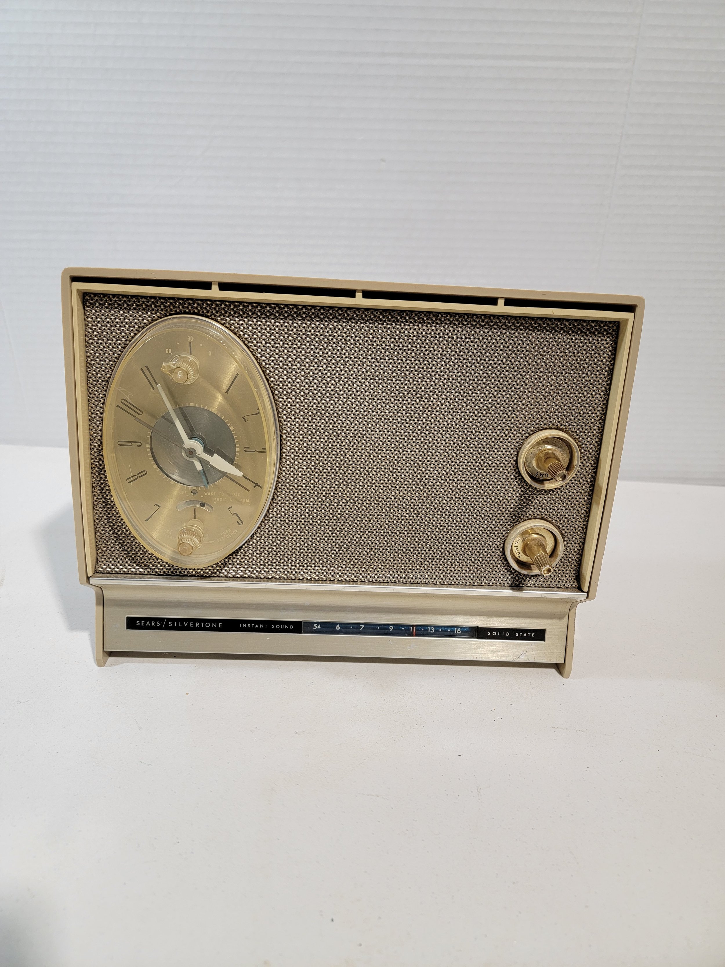 Vintage Sears Silvertone Instant Sound Radio A2