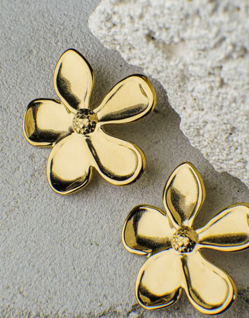 KOA GOLD FLOWER STUD EARRINGS