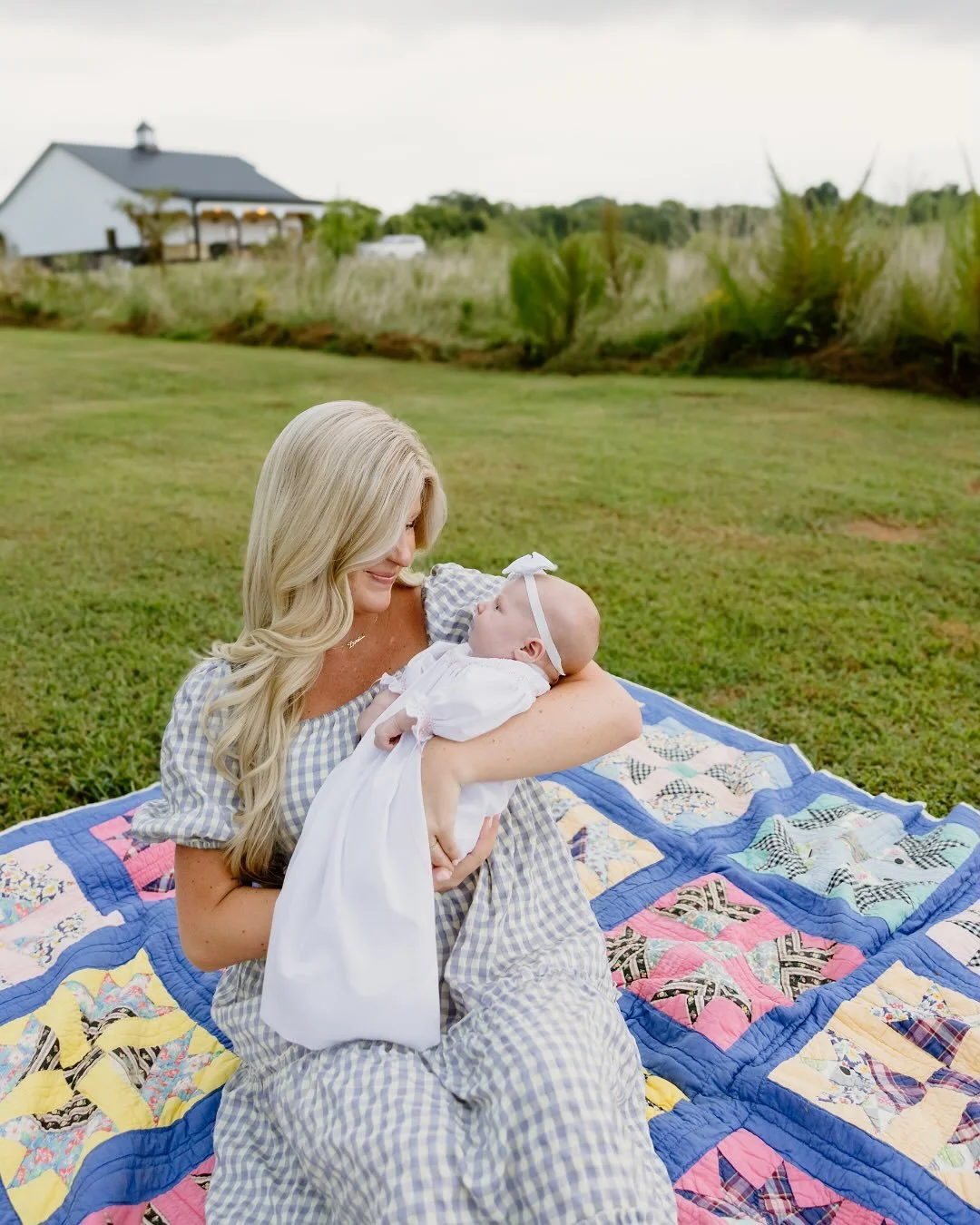 Watching Gilmore Girls while looking through these sweet photos of little miss Loralei and her sweet family! Here&rsquo;s your sign to take some newborn photos outside, I mean this weather is perfectttt!