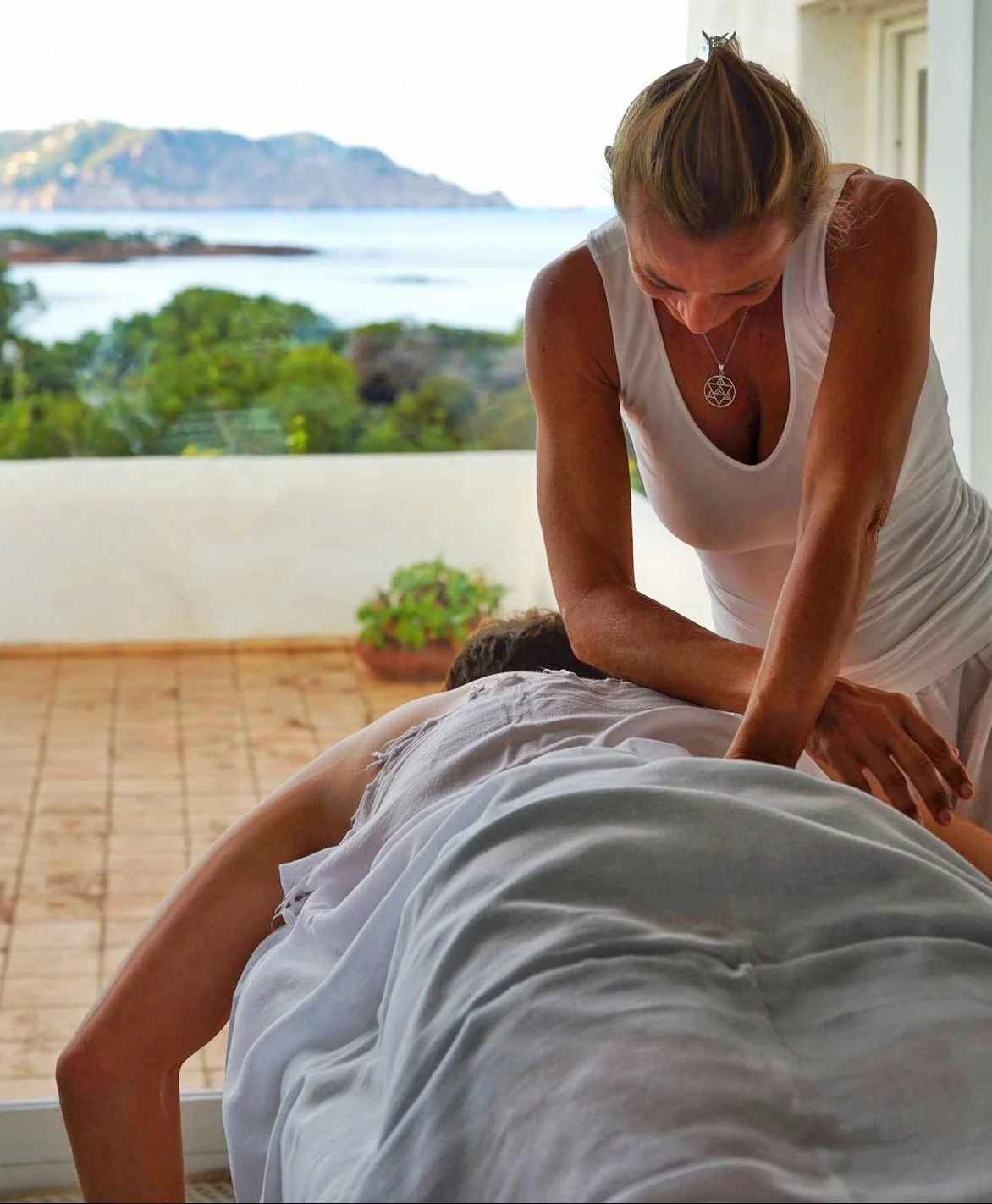 DEEP TISSUE THERAPEUTIC MASSAGE CUPPING IBIZA HOME SERVICE LYDIE