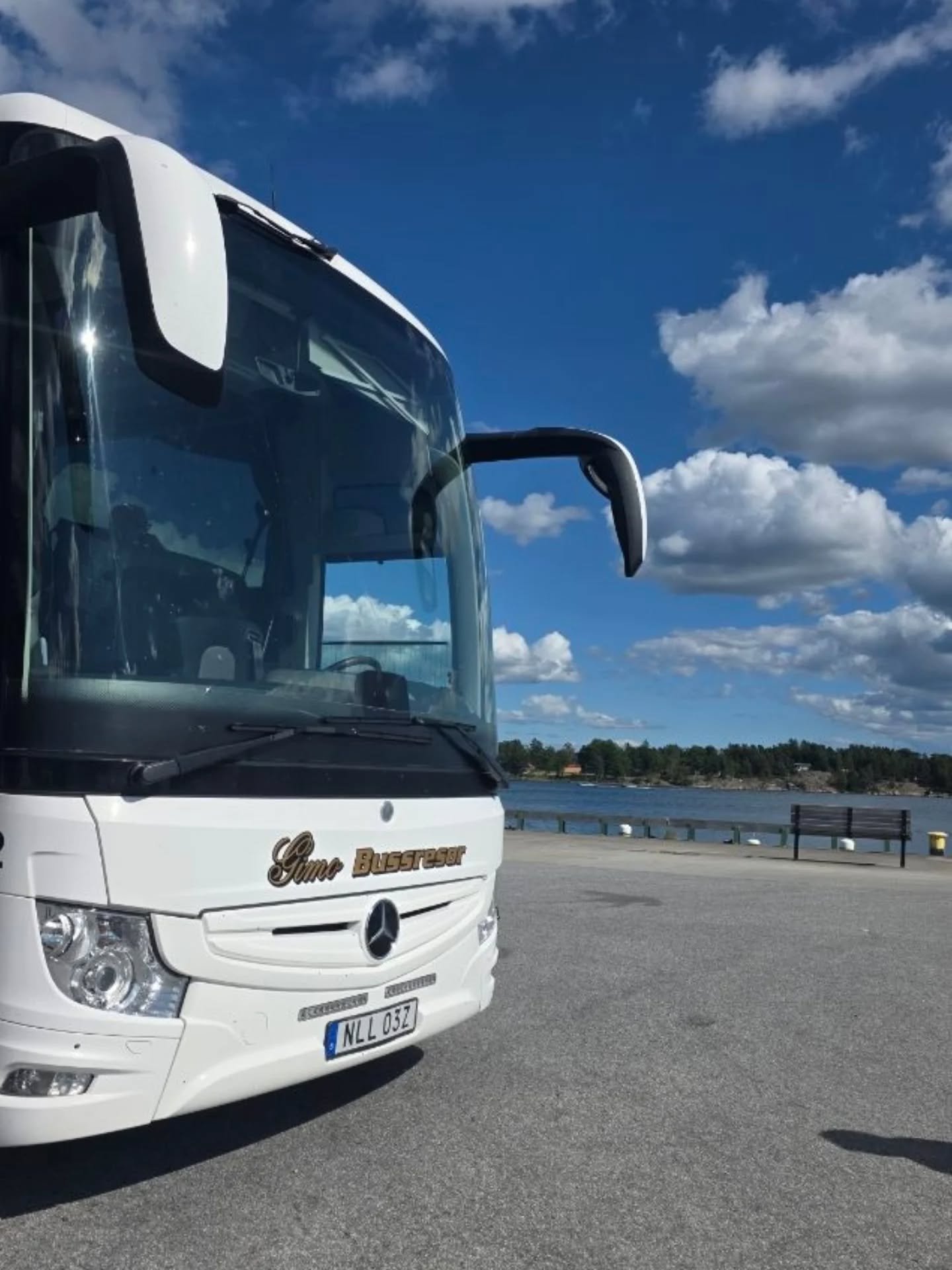 🚍☀️ Skärgårdstur till Vaxholm & Rindö idag!
Lunch på Syrran & Jag 🍽️ och… ja, vi kanske blev smygfotade vid glasskiosken 🍦📸
En dag full av skratt, sol och skärgårdsvyer! 🌊💛
#bussresa #vaxholm #ri