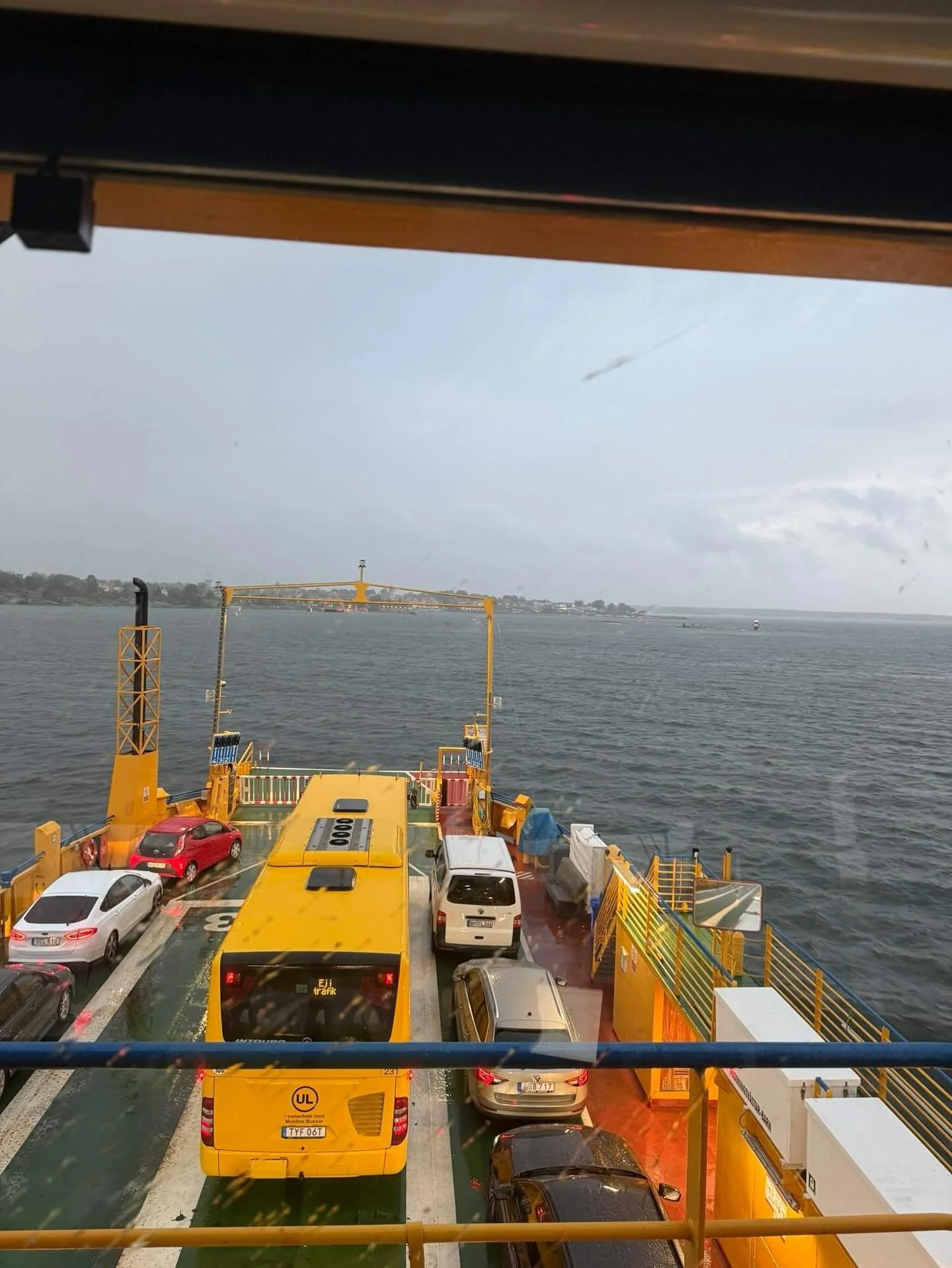 På Måndag börjar skolbussarna rulla igen och här på bilden har vi bussen som åker över på förmiddagen och hem på kvällen. Varje dag hela sommaren har vi trafikerat Gräsö
 Trevlig