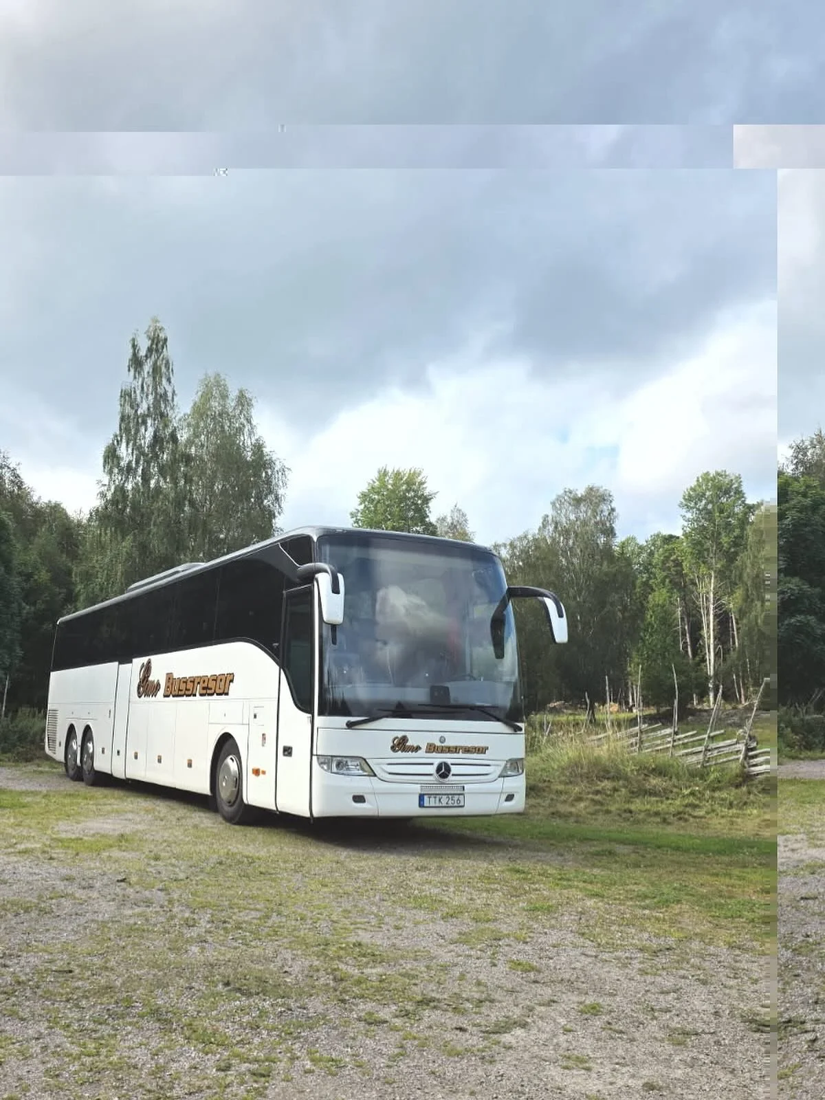 Tobbe är ute på Risön / Flororna med skolungdomar. 
Mer bestämt tyckte han att han parkerat ute i Spenaten vilket känns rimligt att benämna platsen som 
#buss #gimobuss #gimobussresor #gimobuss11 #skola #aktivitet