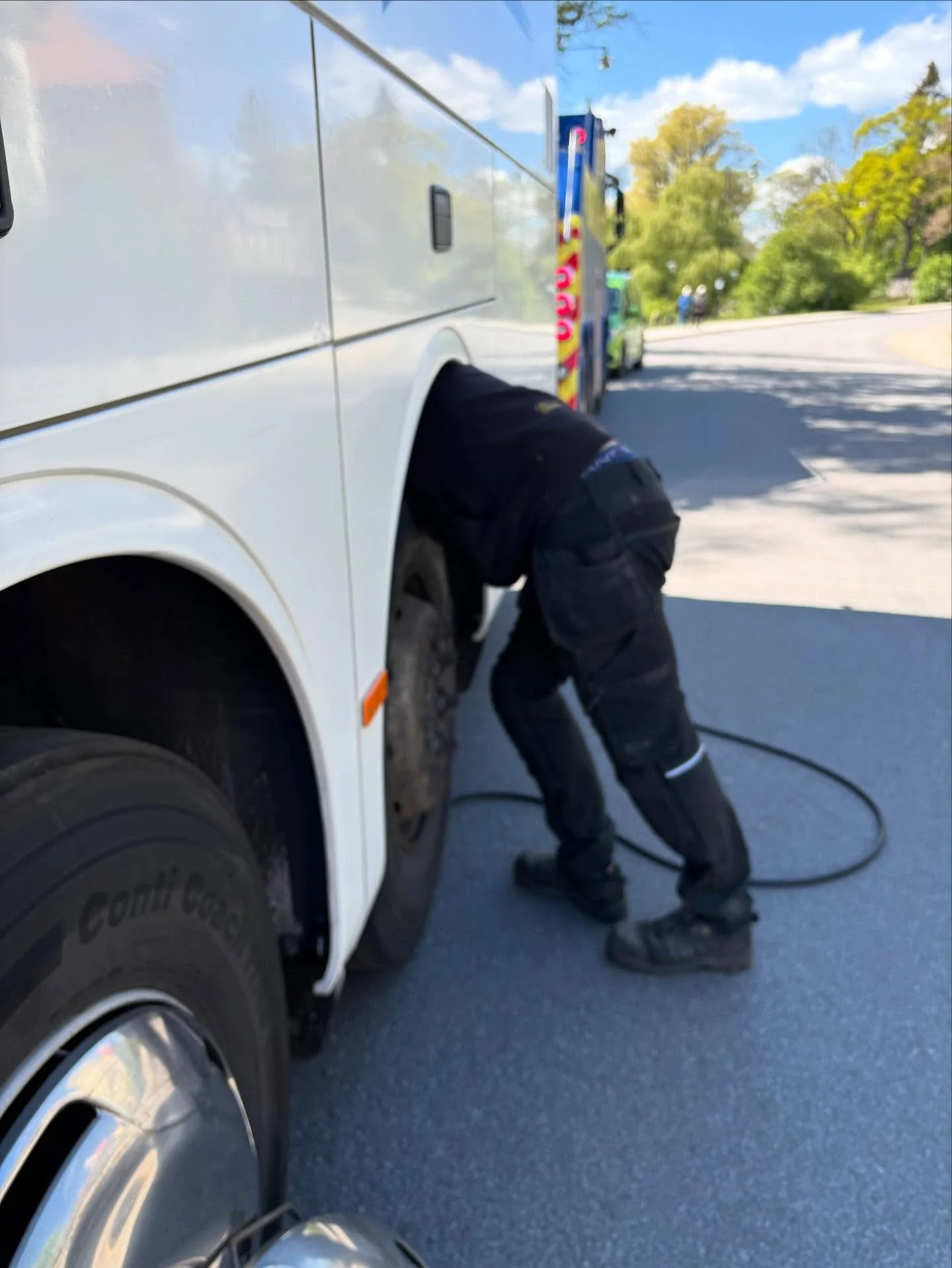 🚒 Brandman på jobbet-dagen 👨‍🚒🚌
Idag vill vi hylla två av våra vardagshjältar:
🔧 Victor i Gimo – en klippa i verkstaden, som ser till att våra bussar rullar tryggt och säkert och ibland släpper