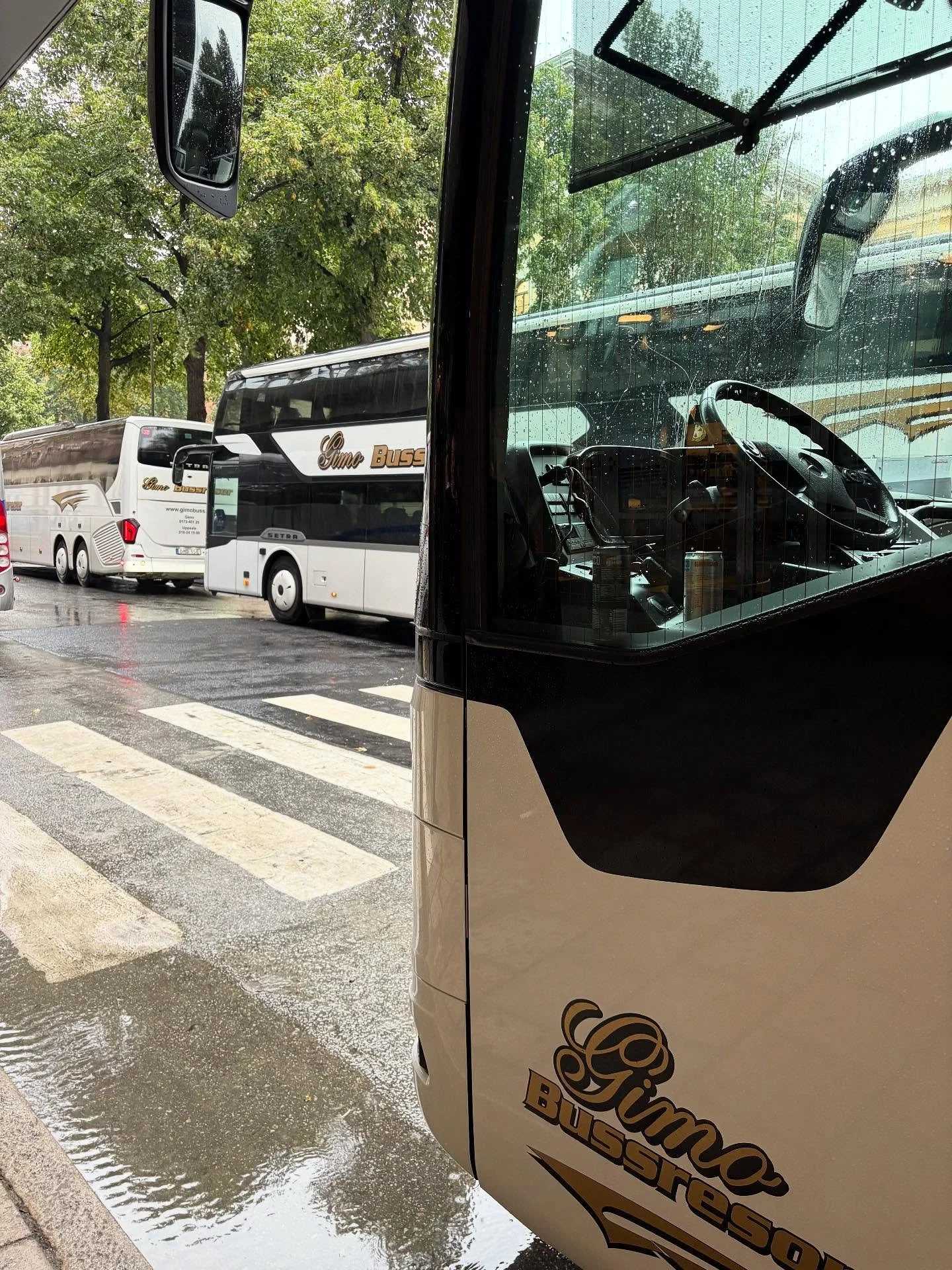 🚍 Tre av våra bussar står redo i Stockholm och väntar in sina resenärer.
🌧️ Hösten gör entré med regn och blåst – men vi är förberedda.
🏒🥍 Vi ser fram emot att köra alla innebandy-