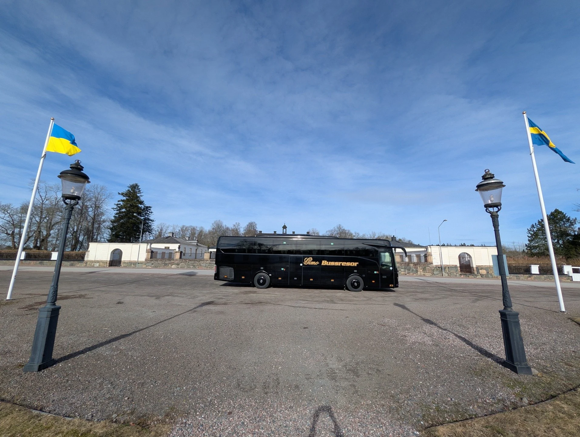 H&auml;r &auml;r den &auml;ntligen i sin fulla prakt!✨

Vi lovade att n&aring;got var annorlunda, och visst hade ni r&auml;tt. V&aring;r nyaste familjemedlem &auml;r en splitterny, svart p&auml;rla som nu st&aring;r redo f&ouml;r v&auml;garna. 🖤