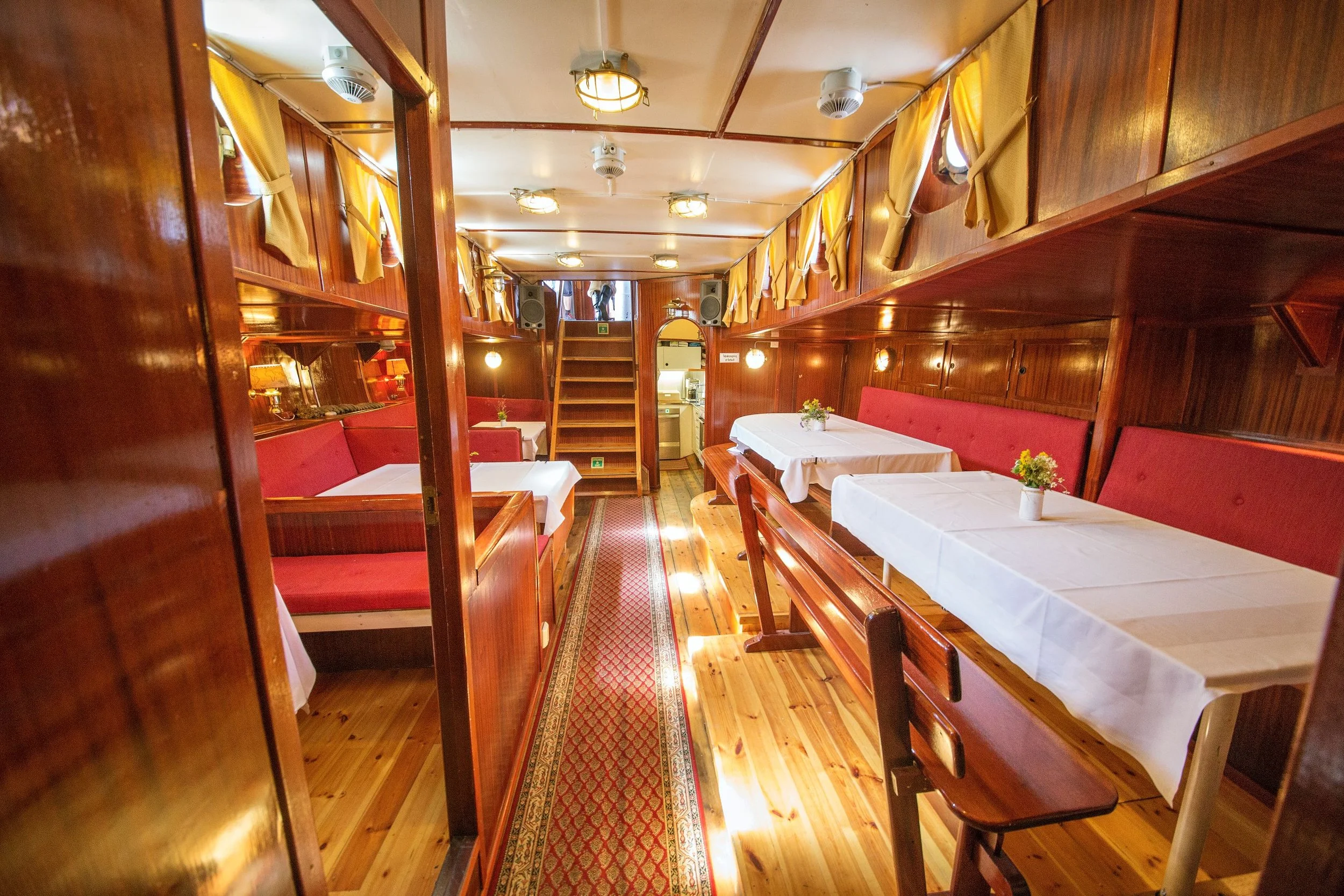 Acogedor interior en el barco donde viven y duermen los participantes del curso.