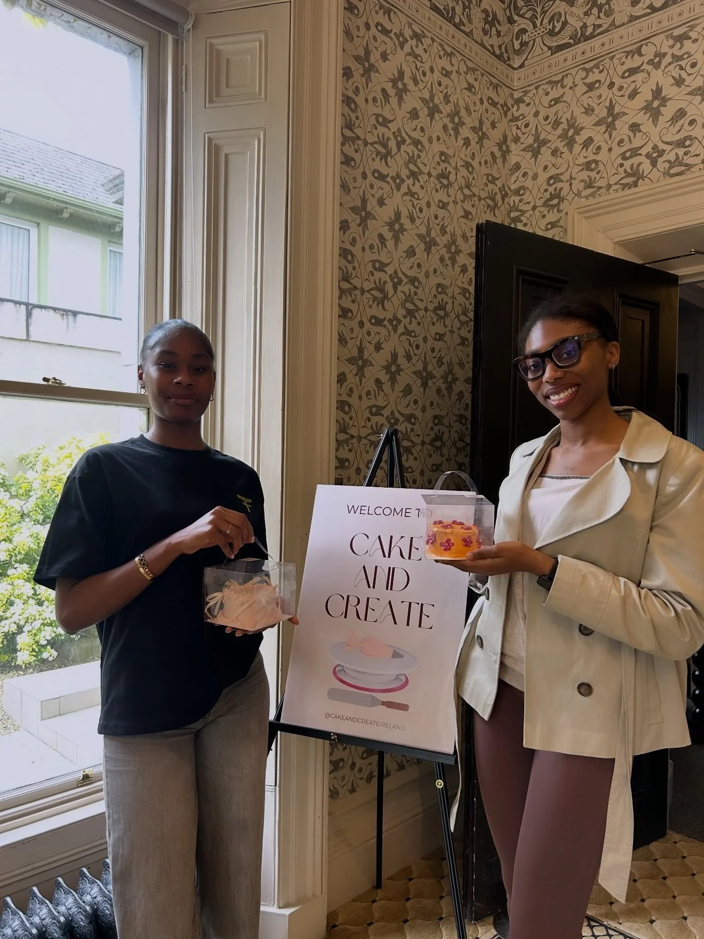 Some beautiful faces from our Saturday session in Drogheda 🥰🥰 aren&rsquo;t their cakes so cute!!(only 1 spot left for May 30th!🤭)

Group booking? ✅ head over to our website and send us an email! 

#drogheda #thingstodoinireland #explore #cakedecor