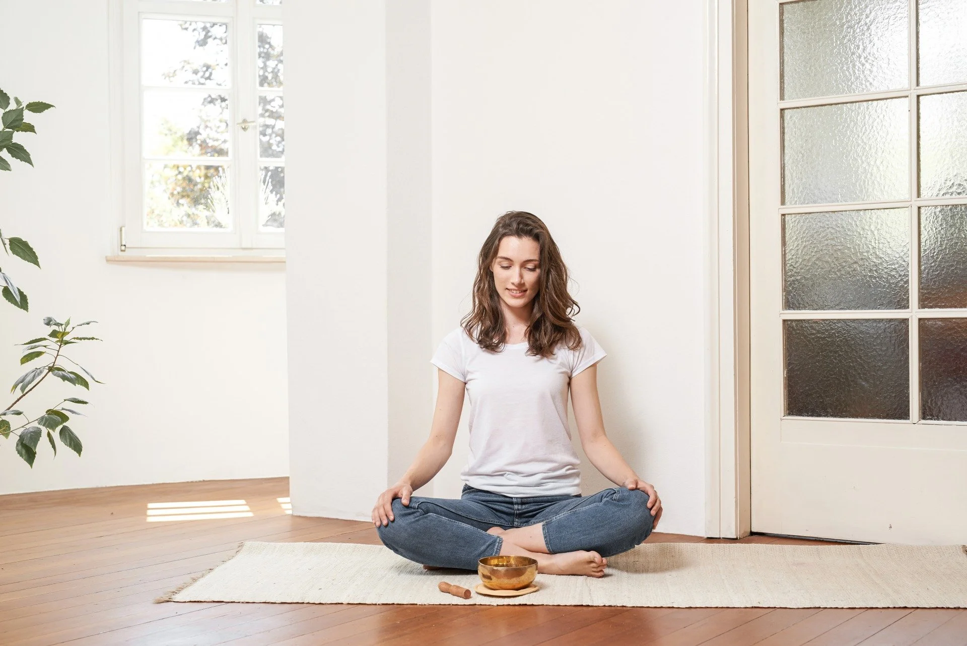 Foto von Suzan in Meditationshaltung in einem hellen Raum