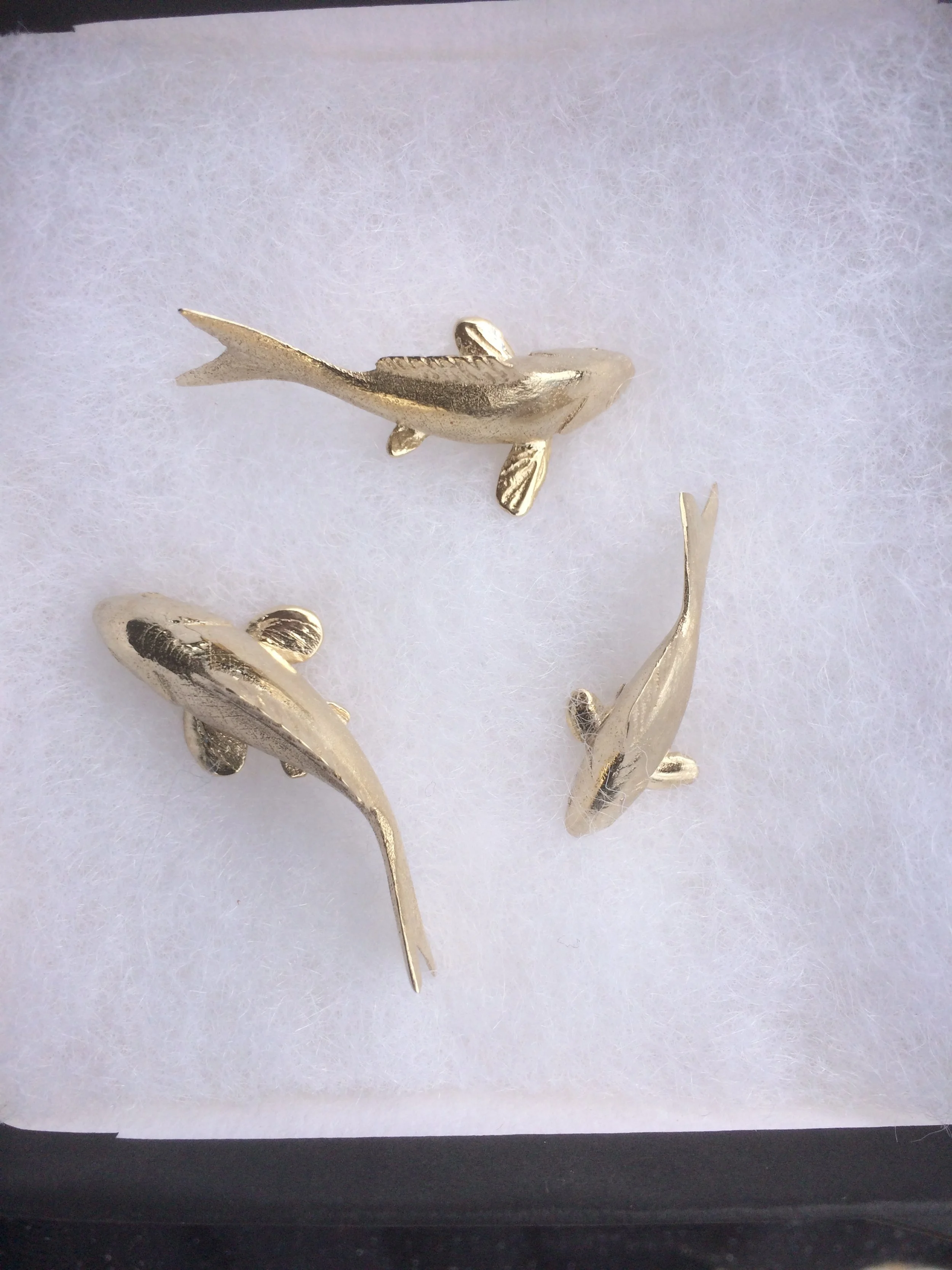 fishes after bronz casting , for the kois project, 2019.
