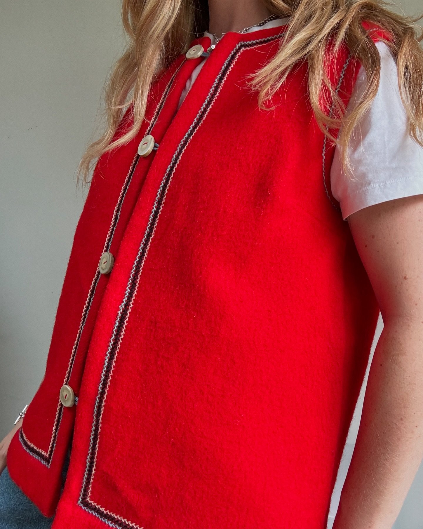 Vintage Heavy Felt Waistcoat In Red 〰️ L 〰️ UK 6-14 depending on desired fit 〰️ &pound;55

Excellent vintage condition. 

Available now online, via stories and saved to &lsquo;In Stock&rsquo; highlight.

www.EDIT89.com ✨