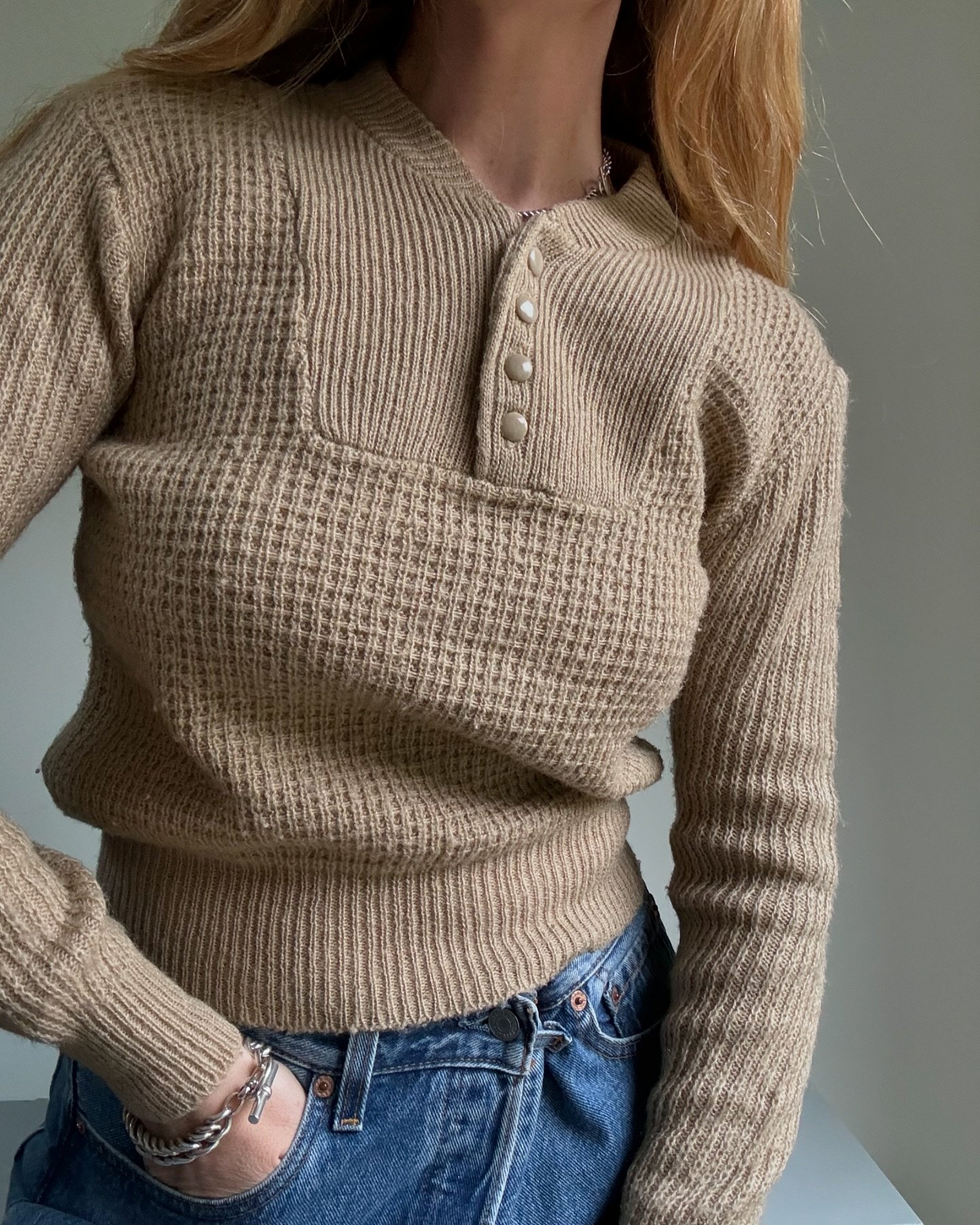 Vintage Bib Detail Waffle Knit Jumper In Camel 〰️ S 〰️ UK 6-10 depending on desired fit 〰️ &pound;30

Excellent vintage condition. 

Available now online, via stories and saved to &lsquo;In Stock&rsquo; highlight.

www.EDIT89.com ✨