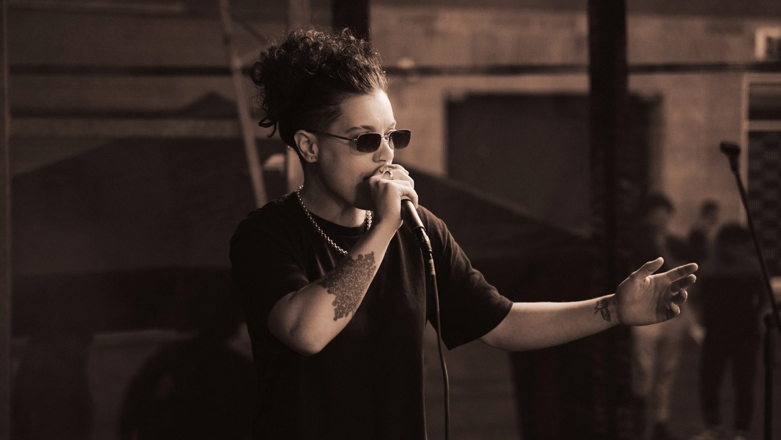 FLYNNY O'FLYNN Born & raised in the City of Leicester, MC, producer & sound engineer Flynny O’Flynn first entered the industry at the tender age of 15. Flynn crafted her unique sound by blending influences from grime & neo-soul to create a raw yet in