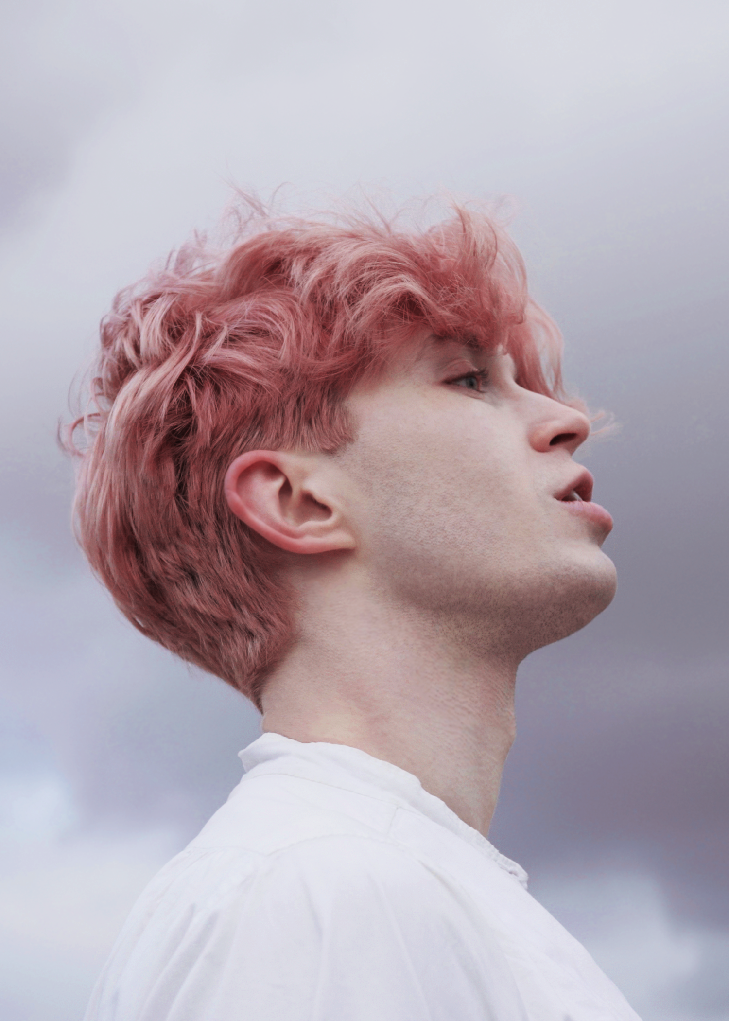 JONAH MICHAEL is Darling I Dreamt, an artist whose emo-hyperpop sound captures the contradictions of the human experience, balancing emotional intensity with a fun energy that encourages listeners to dance out their demons.