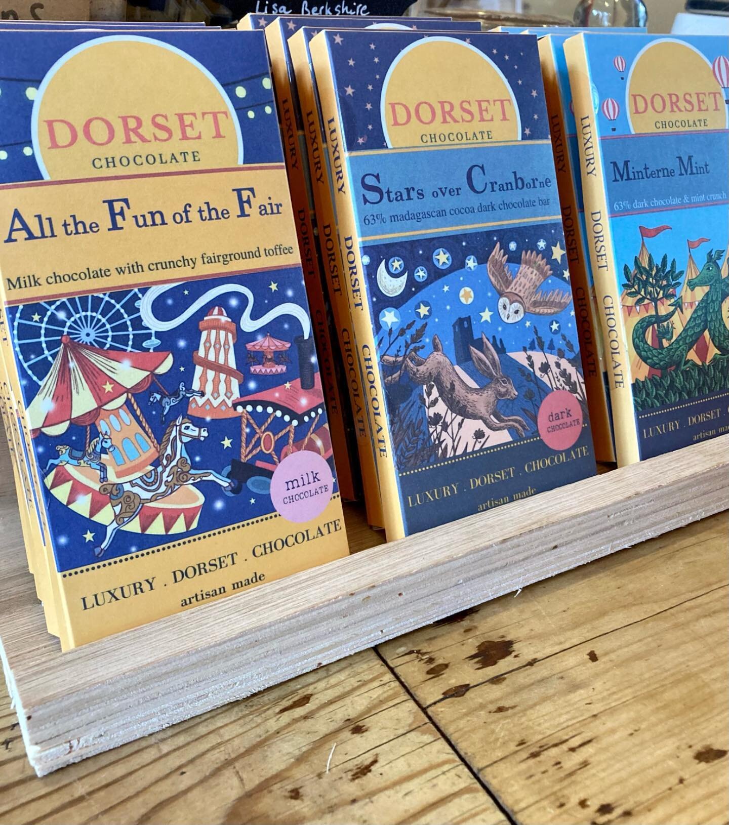 New chocolate bars @dorsetchocolate just in time for the week end 😋 
Illustrated by local artist @lisaberkshire_illustratedworld